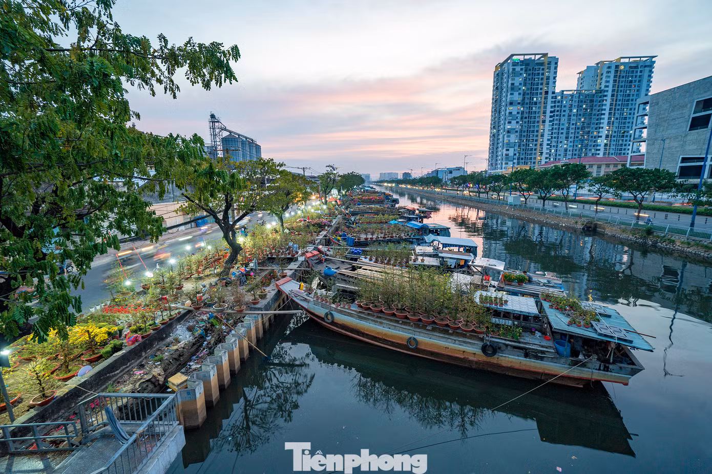 Chợ hoa xuân "Trên bến dưới thuyền" tại Bến Bình Đông (quận 8, TP.HCM) đã trở thành nét đẹp truyền thống, một điểm du xuân quen thuộc của người dân thành phố trong dịp Tết âm lịch.