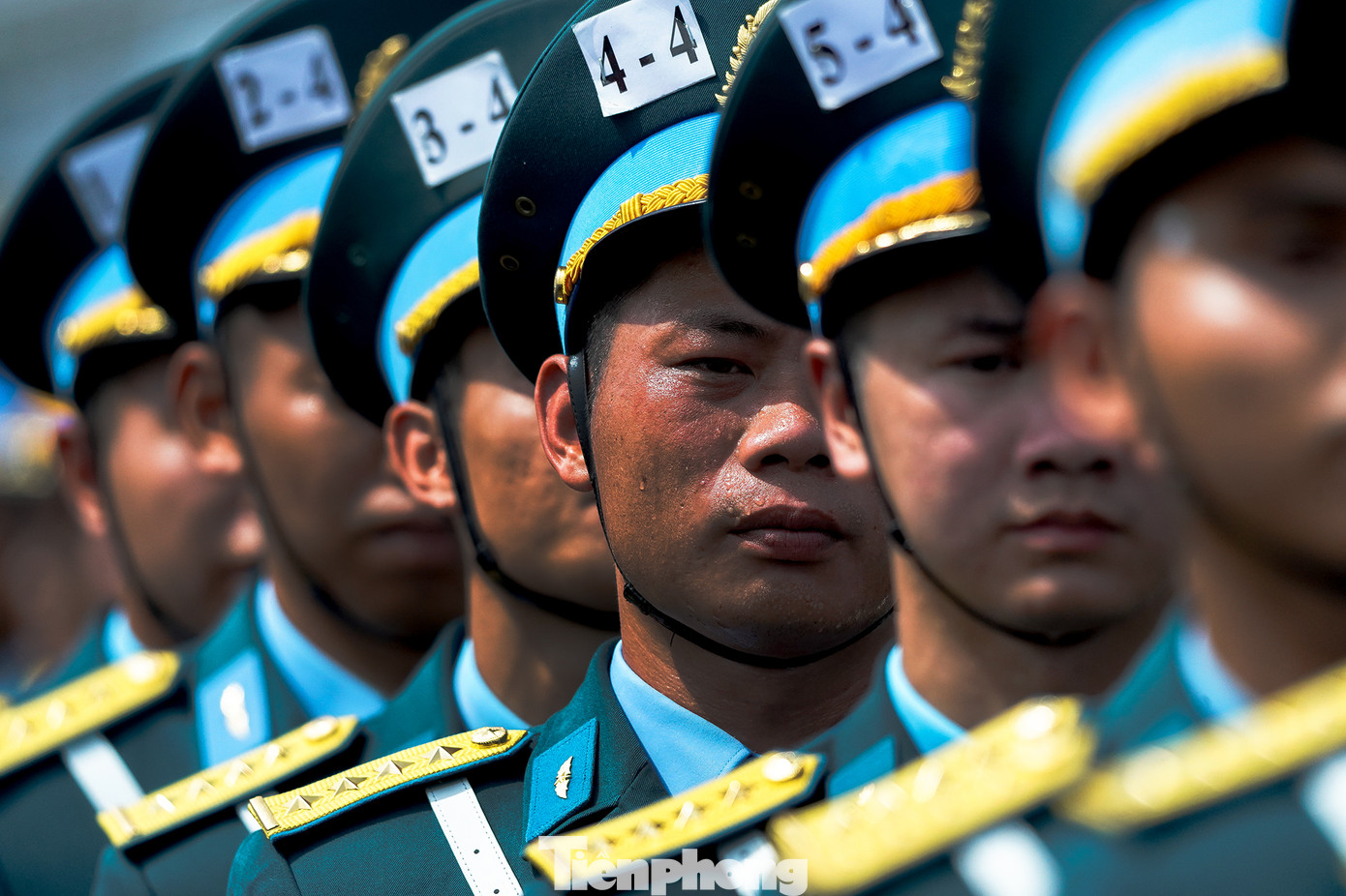 Dù chưa quen với thời tiết nắng nóng tại Đồng Nai, nhưng các cán bộ, chiến sĩ vẫn miệt mài luyện tập, thể hiện ý chí và khát vọng cống hiến cho Tổ quốc.