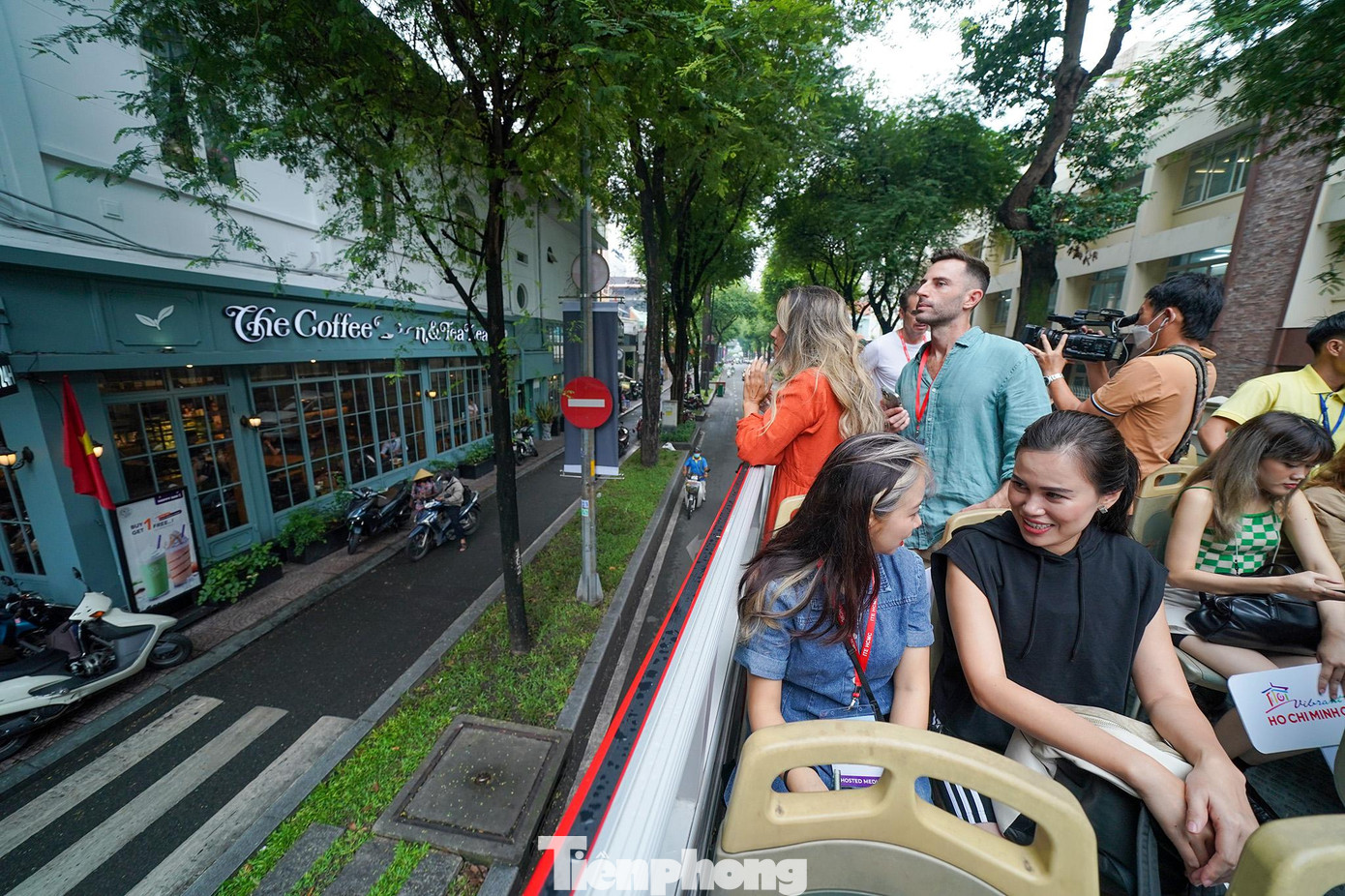 &quot;Văn hoá cà phê của người dân nơi đây thật khác biệt, sáng mai nhất định tôi phải ra vỉa hè trải nghiệm thử&quot;, anh Luck (áo xanh, đứng), một đại diện đến từ Australia chia sẻ.