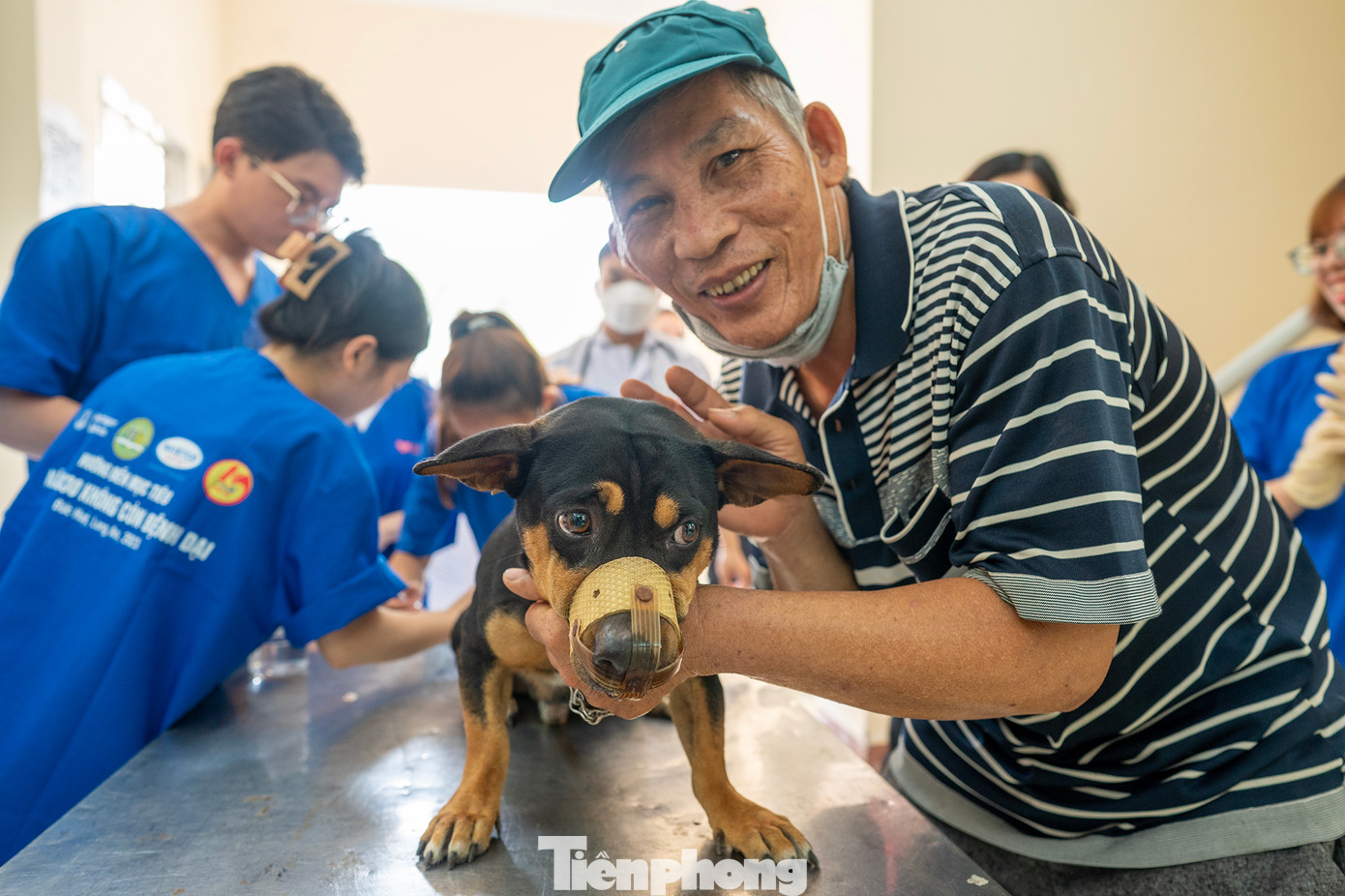 Người dân huyện Đức Huệ phấn khởi khi được tham gia chương trình. &quot;Con tui (chú chó-PV) nó nhát lắm, gặp đông người nó rất sợ nhưng tôi phải cố gắng đưa nó đến đây để tiêm ngừa bệnh dại. Tiêm để an toàn cho tôi và cho mọi người&quot;, người đàn ông này chia sẻ.