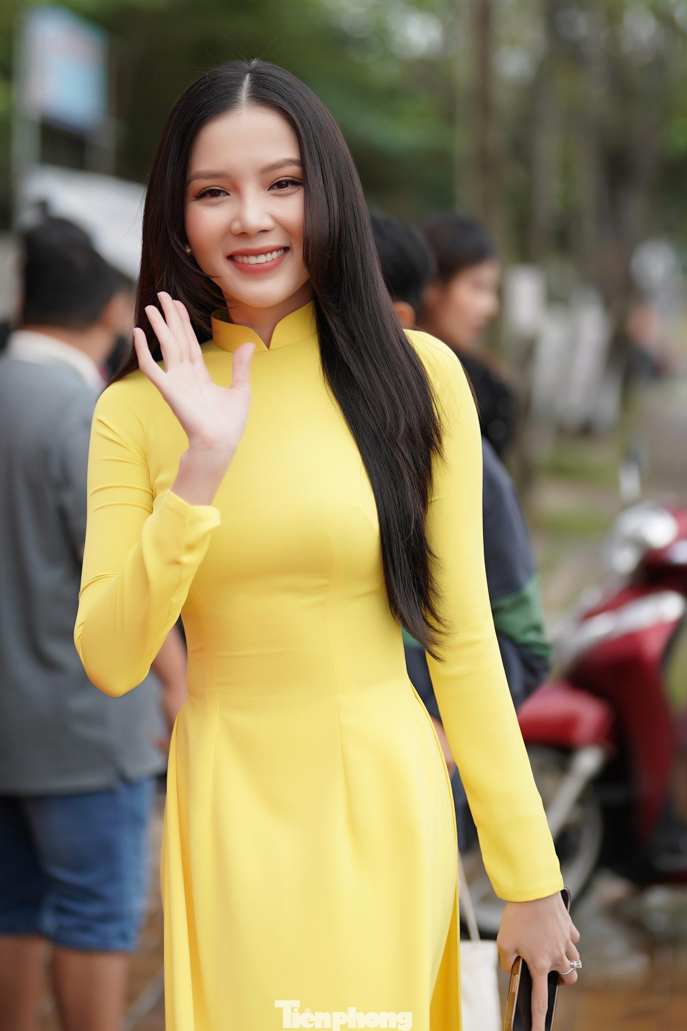 Huỳnh Thuý Vi rạng rỡ chào hỏi mọi người.