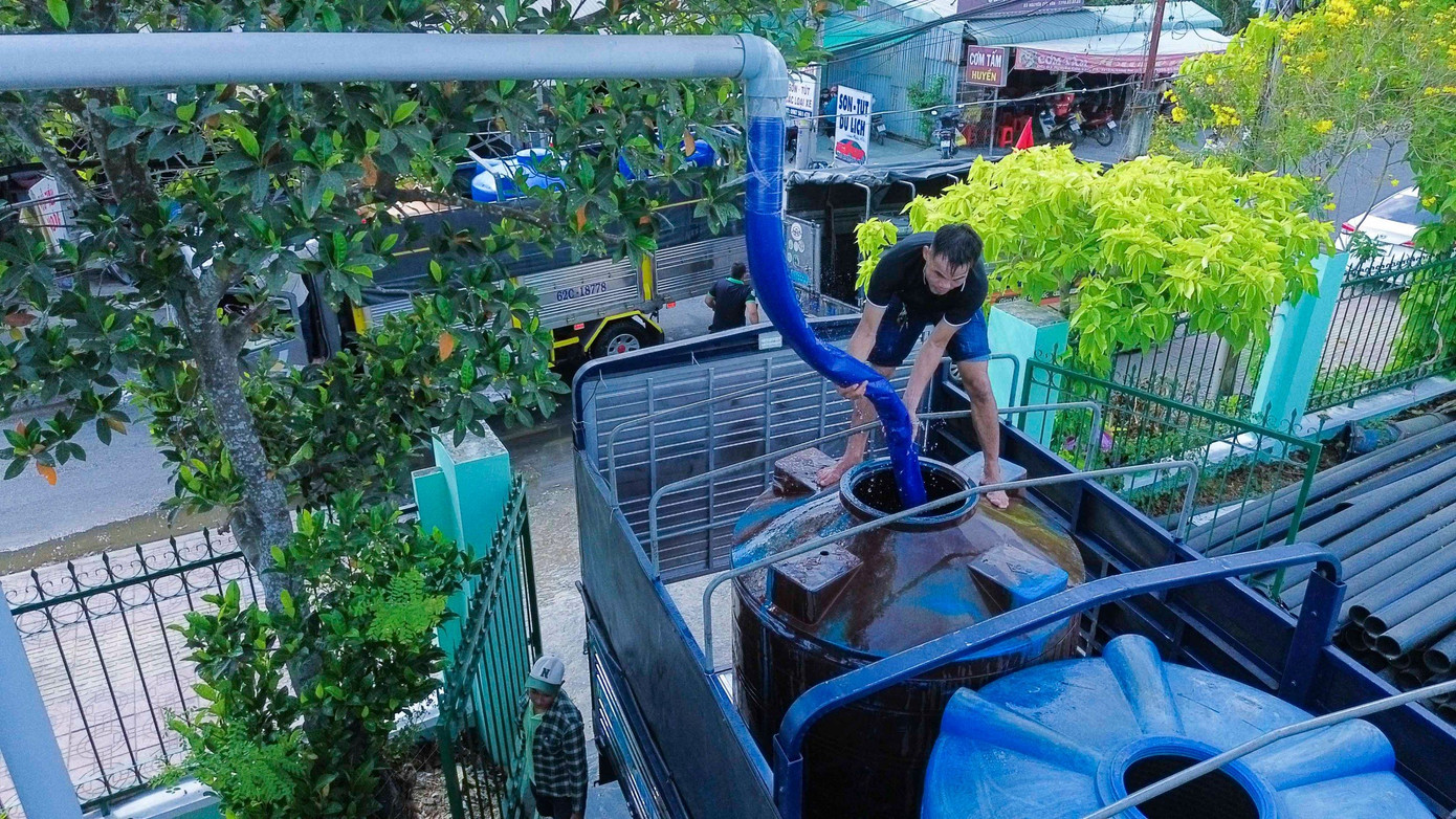 Hiện nay, khi thời tiết vẫn nắng nóng và người dân chưa có nước sinh hoạt, những “giọt nước nghĩa tình” sẽ đến với dân vùng hạn, mặn.