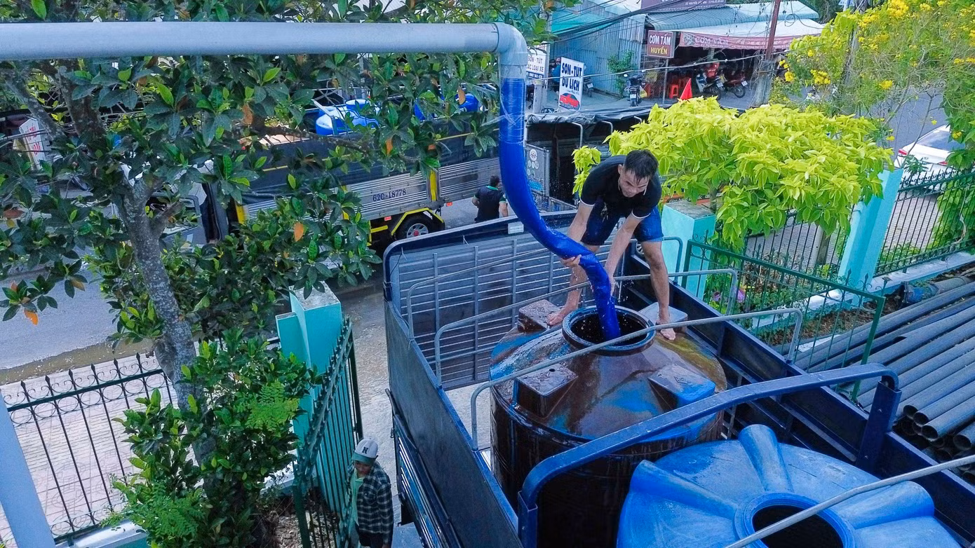 Hiện nay, khi thời tiết vẫn nắng nóng và người dân chưa có nước sinh hoạt, những “giọt nước nghĩa tình” sẽ đến với dân vùng hạn, mặn.