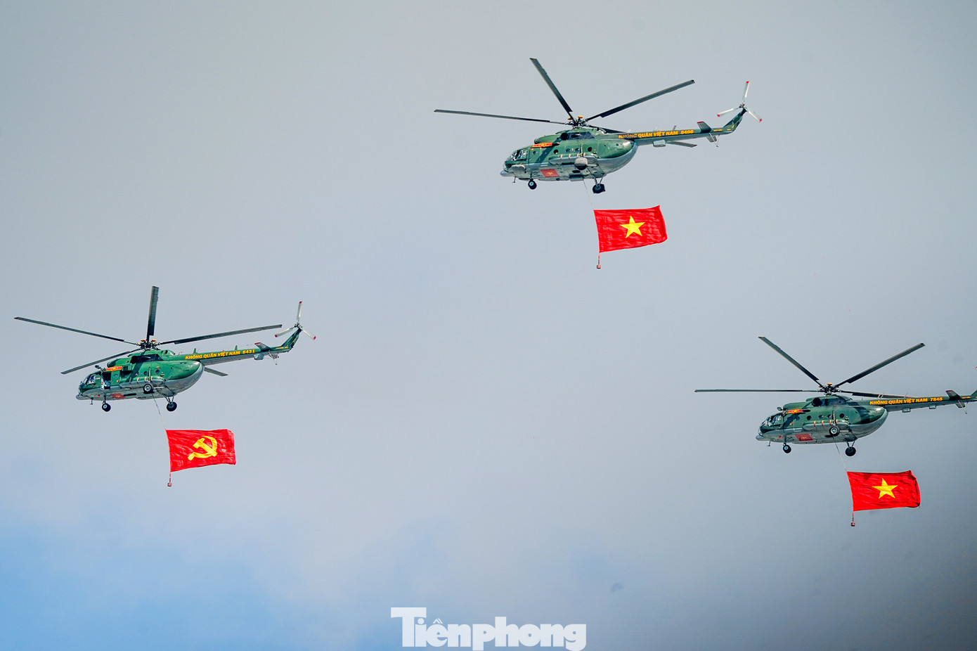 Cờ Đảng và cờ Tổ quốc tung bay trong gió.