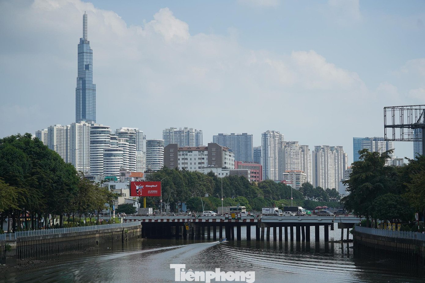 TPHCM nỗ lực trong nhiều năm để cải tạo dòng kênh, chính vì thế việc người dân nâng cao ý thức, chung tay bảo vệ và xây dựng màu xanh của dòng kênh được xanh mãi. TPHCM nỗ lực trong nhiều năm để cải tạo dòng kênh, chính vì thế việc người dân nâng cao ý thức, chung tay bảo vệ và xây dựng màu xanh của dòng kênh được xanh mãi.