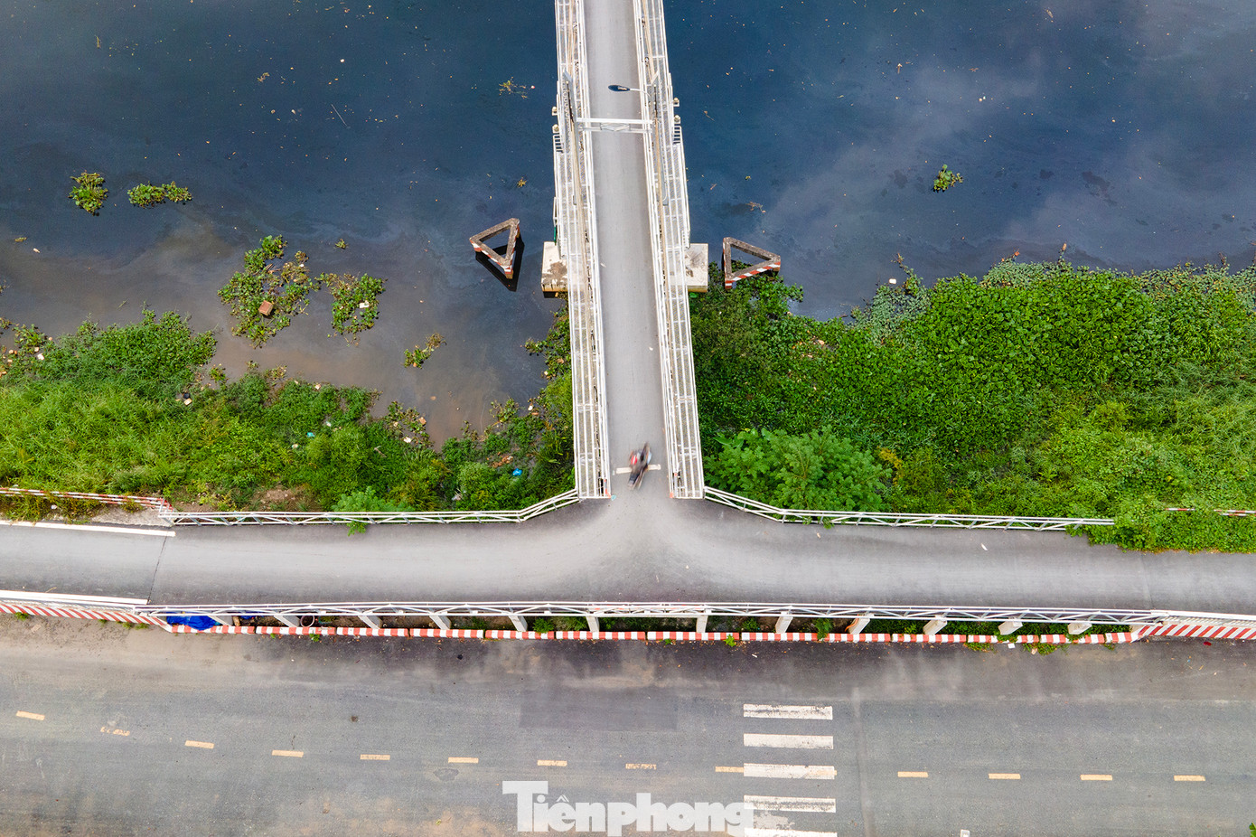 Do địa hình, nhịp dẫn cầu Thanh Niên phía đường Trương Văn Đa chỉ có một nửa, phải chia ra hai hướng tạo thành hình chữ T. Do địa hình, nhịp dẫn cầu Thanh Niên phía đường Trương Văn Đa chỉ có một nửa, phải chia ra hai hướng tạo thành hình chữ T.