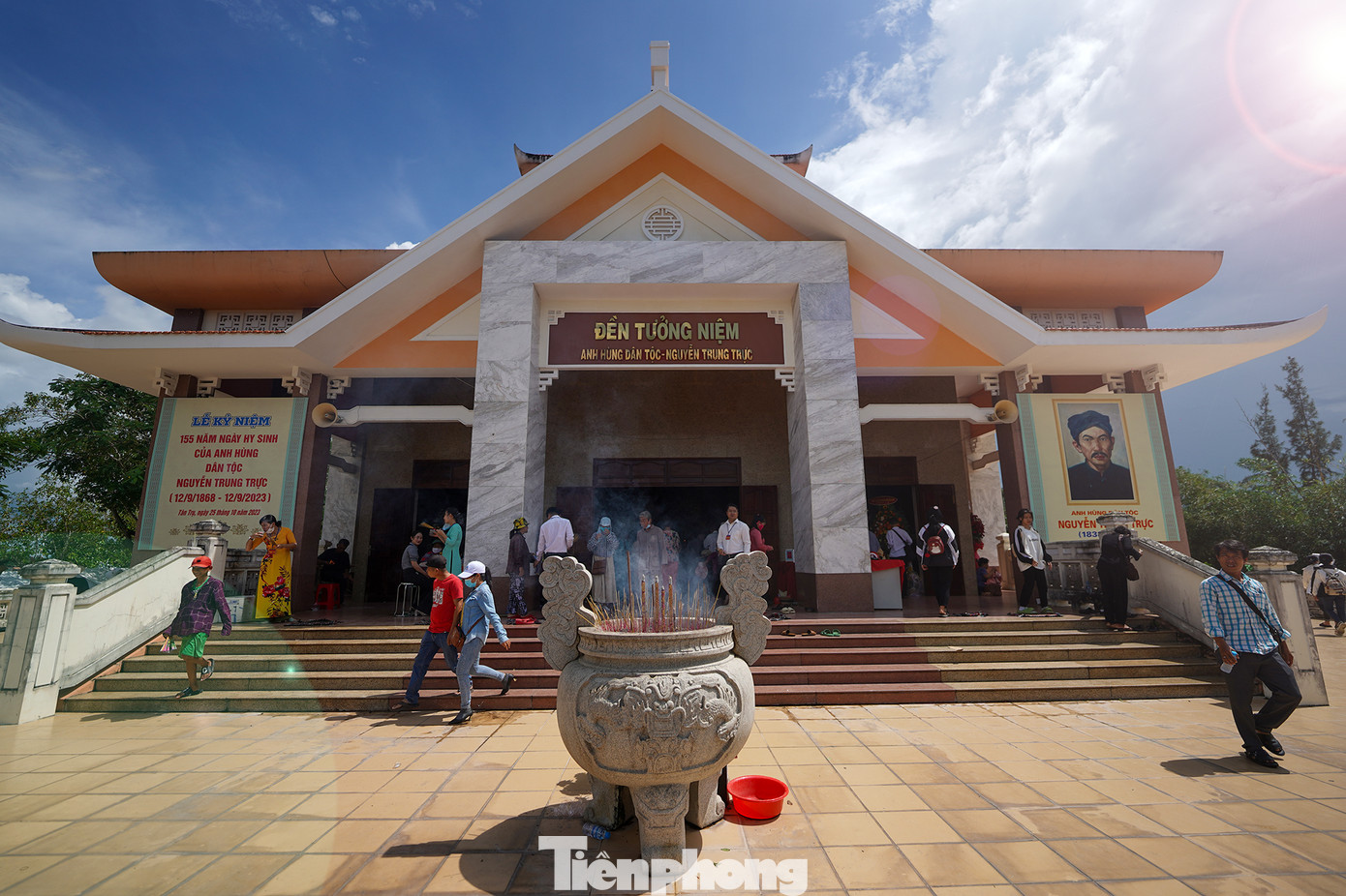 Bên trong Khu di tích lịch sử Vàm Nhựt Tảo, đông đảo người dân từ nhiều tỉnh, thành phố khác nhau đã tham dự lễ giỗ Anh hùng dân tộc Nguyễn Trung Trực. Nhiều gia đình người dân sống gần khu di tích cũng đặt bàn thờ ngay trước nhà để tưởng nhớ người anh hùng dân tộc. Bên trong Khu di tích lịch sử Vàm Nhựt Tảo, đông đảo người dân từ nhiều tỉnh, thành phố khác nhau đã tham dự lễ giỗ Anh hùng dân tộc Nguyễn Trung Trực. Nhiều gia đình người dân sống gần khu di tích cũng đặt bàn thờ ngay trước nhà để tưởng nhớ người anh hùng dân tộc.