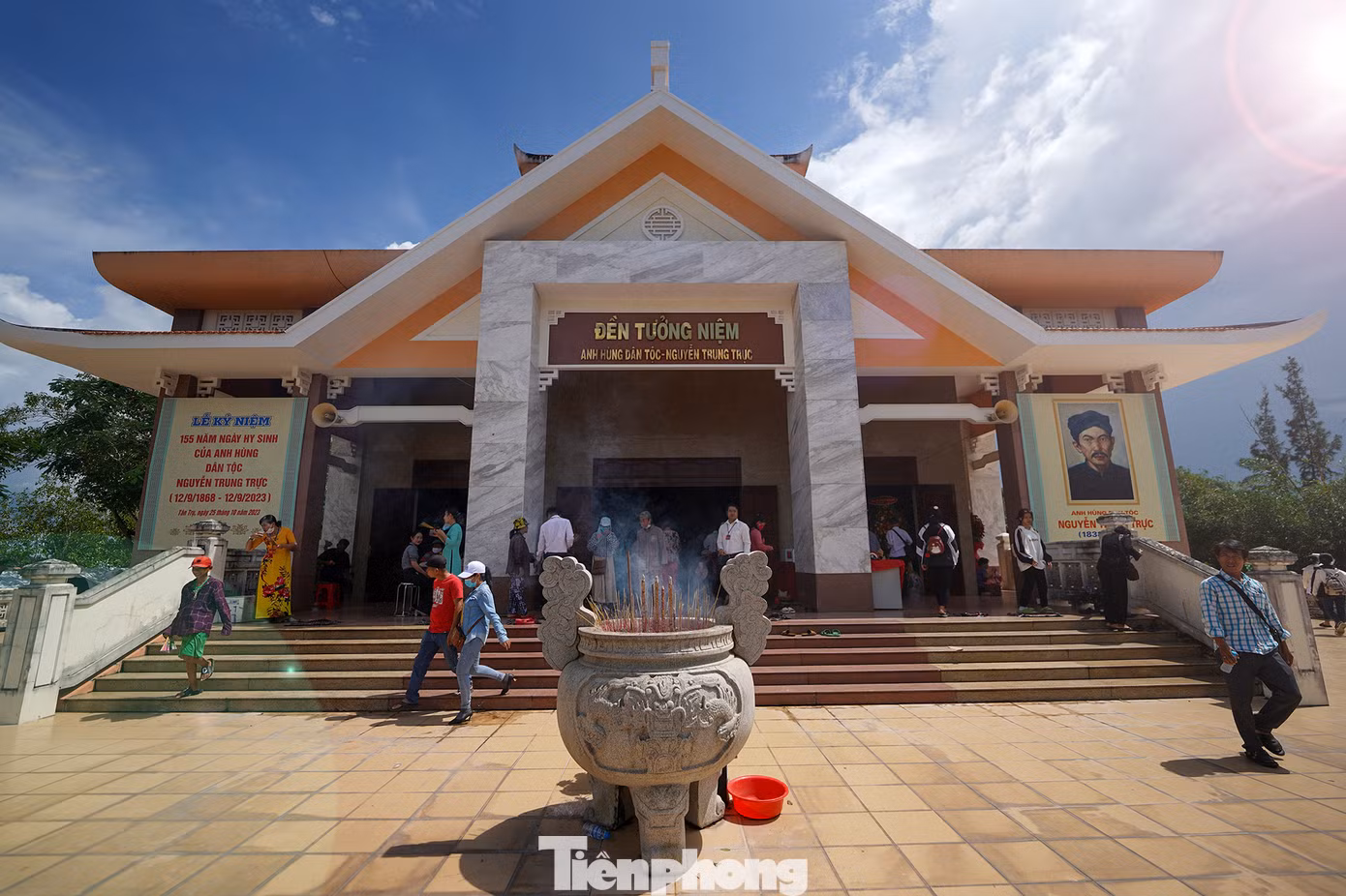 Bên trong Khu di tích lịch sử Vàm Nhựt Tảo, đông đảo người dân từ nhiều tỉnh, thành phố khác nhau đã tham dự lễ giỗ Anh hùng dân tộc Nguyễn Trung Trực. Nhiều gia đình người dân sống gần khu di tích cũng đặt bàn thờ ngay trước nhà để tưởng nhớ người anh hùng dân tộc.