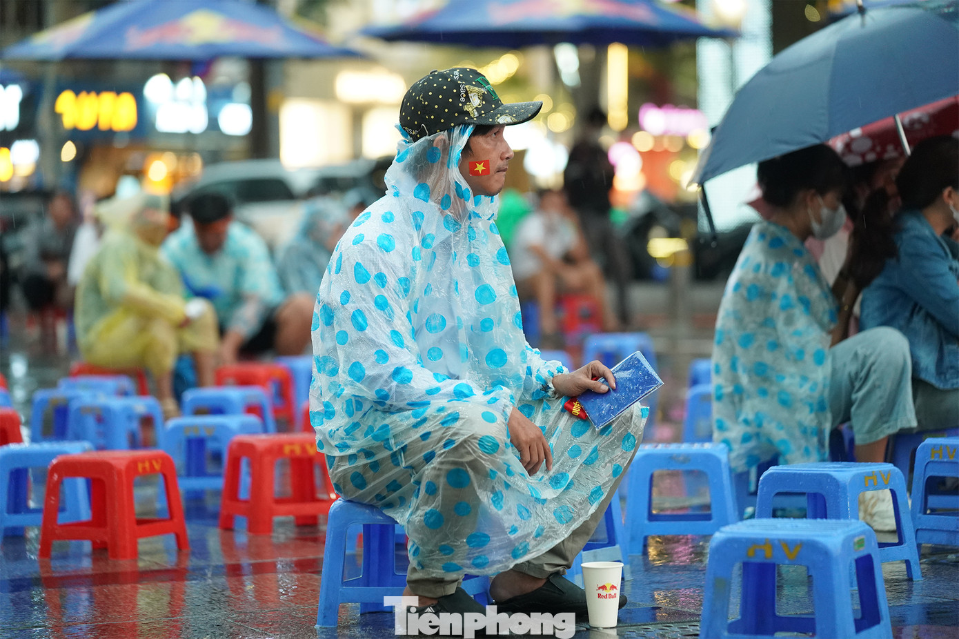 Hình ảnh hết sức xúc động về tình yêu bóng đá của người hâm mộ nước nhà. "Không sao cả, các cháu cố giành huy chương đồng để tạo động lực cho kỳ sau", cổ động viên này chia sẻ. Hình ảnh hết sức xúc động về tình yêu bóng đá của người hâm mộ nước nhà. "Không sao cả, các cháu cố giành huy chương đồng để tạo động lực cho kỳ sau", cổ động viên này chia sẻ.