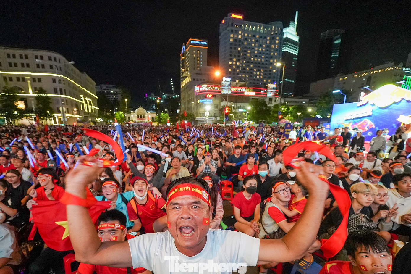 Trước đó, trận Việt Nam gặp Indonesia người dân được xem ở đại lộ Lê Lợi, phía trước Nhà hát Thành phố. Sở dĩ người dân thành phố không được phục vụ tại địa điểm phố đi bộ Nguyễn Huệ là do địa điểm này đang thi công đường hoa tết Quý Mão. Trước đó, trận Việt Nam gặp Indonesia người dân được xem ở đại lộ Lê Lợi, phía trước Nhà hát Thành phố. Sở dĩ người dân thành phố không được phục vụ tại địa điểm phố đi bộ Nguyễn Huệ là do địa điểm này đang thi công đường hoa tết Quý Mão.