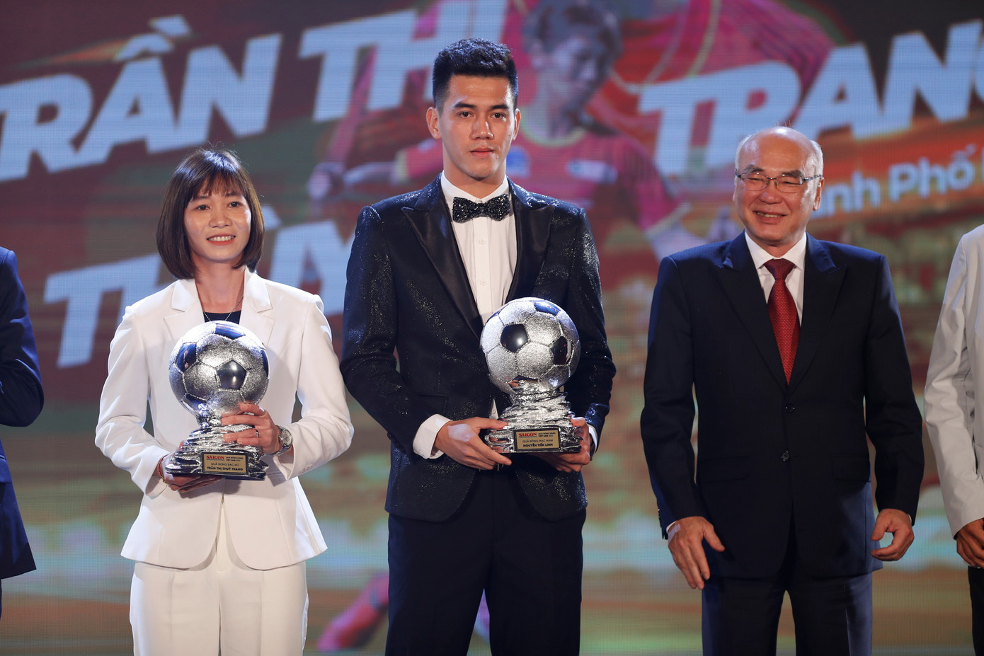 Nguyễn Tiến Linh và Trần Thị Thùy Trang nhận Quả bóng bạc Việt Nam 2022 Nguyễn Tiến Linh và Trần Thị Thùy Trang nhận Quả bóng bạc Việt Nam 2022