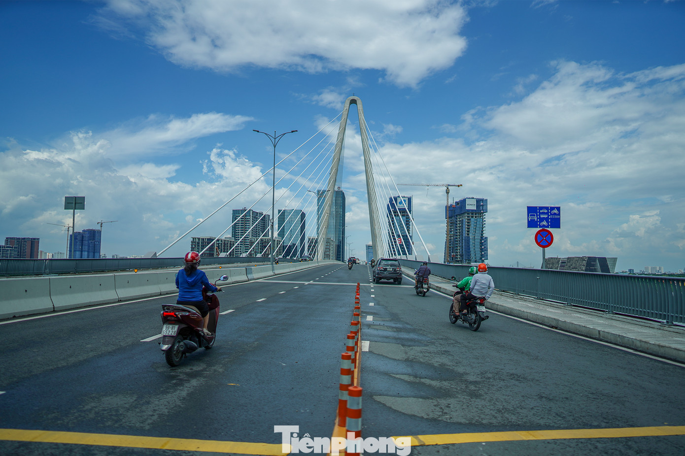 Sau một năm thông xe, cơ sở hạ tầng trên cầu đã hoàn chỉnh. Sau một năm thông xe, cơ sở hạ tầng trên cầu đã hoàn chỉnh.