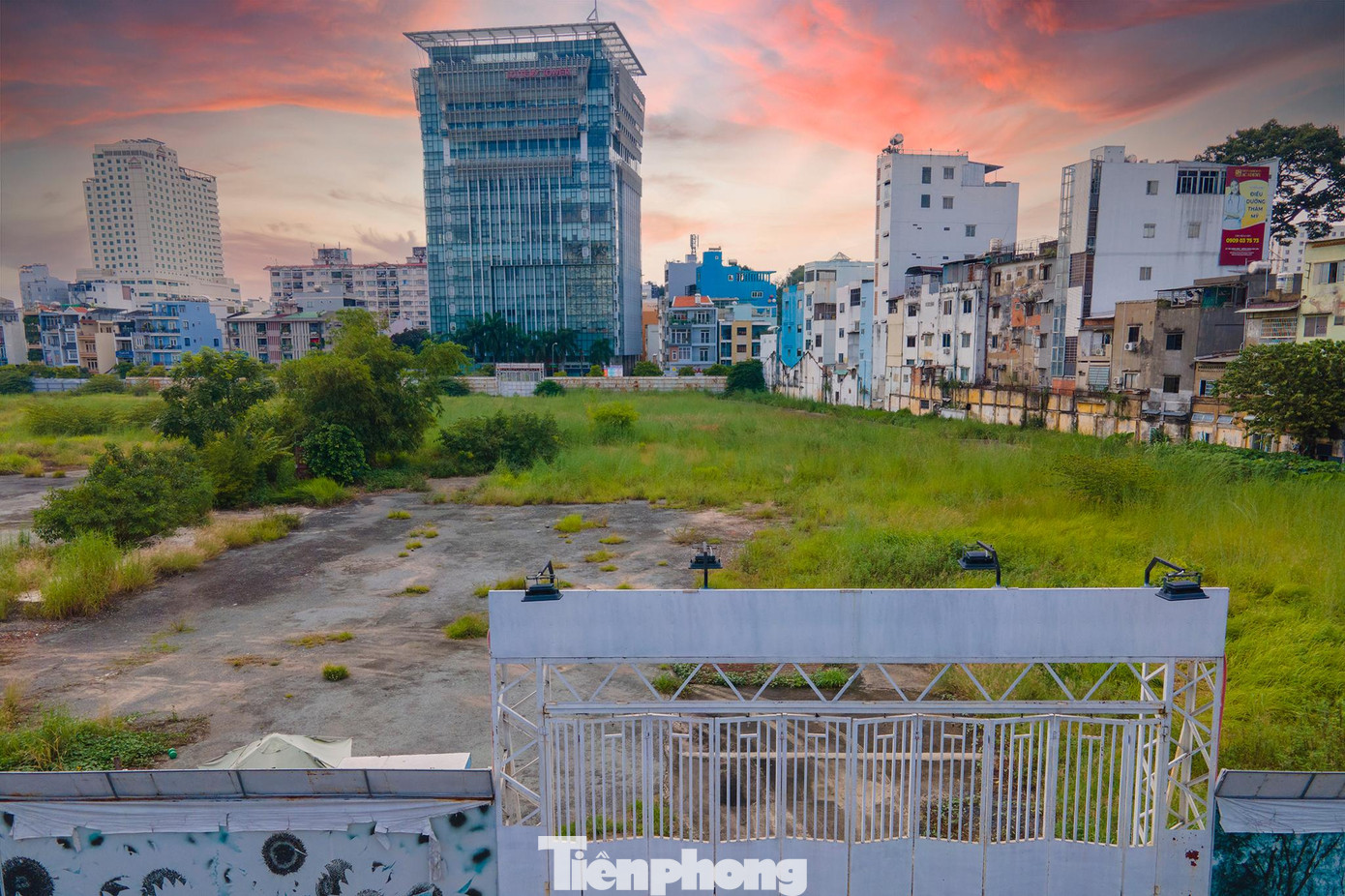 Trước đây, khu đất là Nhà máy thuốc lá Sài Gòn. Năm 2008, với việc di dời nhà máy ra huyện Bình Chánh, Tổng Cty Thuốc lá Việt Nam và Công ty Thuốc lá Sài Gòn quyết định góp vốn thực hiện dự án thương mại trên cùng các đối tác.