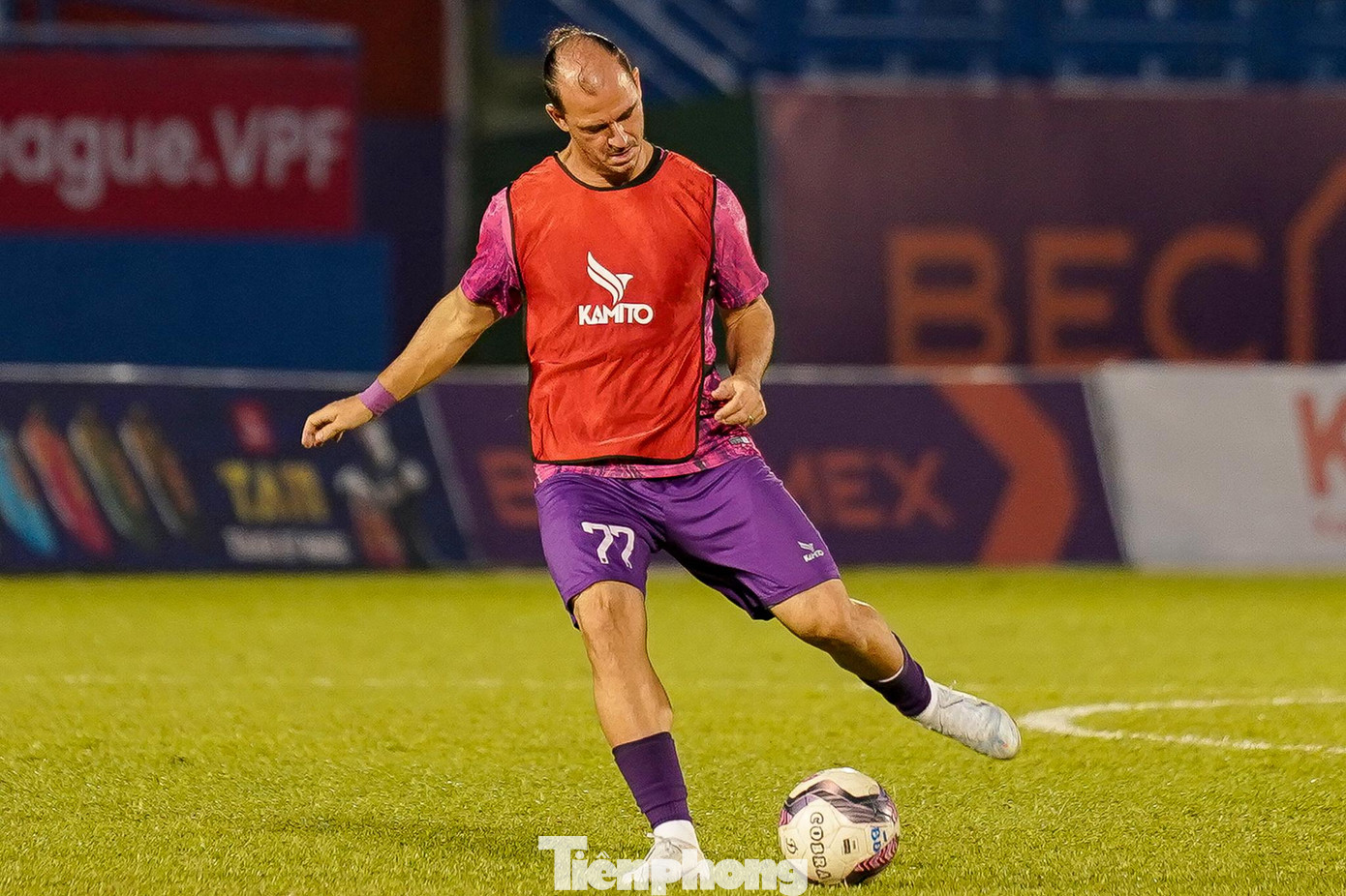 Huỳnh Kesley được đăng ký thi đấu nhưng trận này HLV Lư Đình Tuấn không tung cầu thủ sinh năm 1981 vào sân. Huỳnh Kesley được đăng ký thi đấu nhưng trận này HLV Lư Đình Tuấn không tung cầu thủ sinh năm 1981 vào sân.