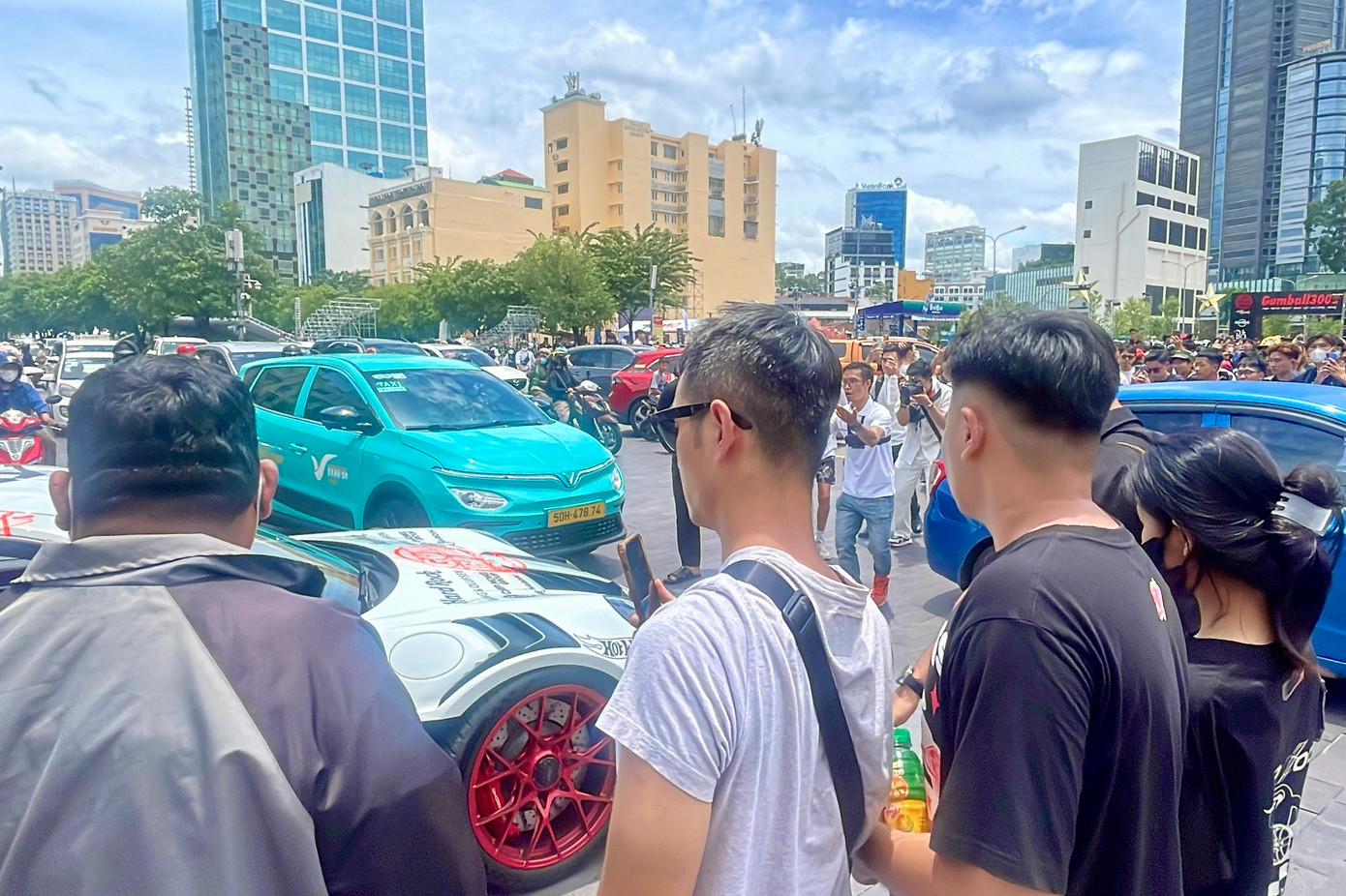 Khu vực hồ sen phun nước trước tượng đài Bác Hồ giao thông hỗn loạn.