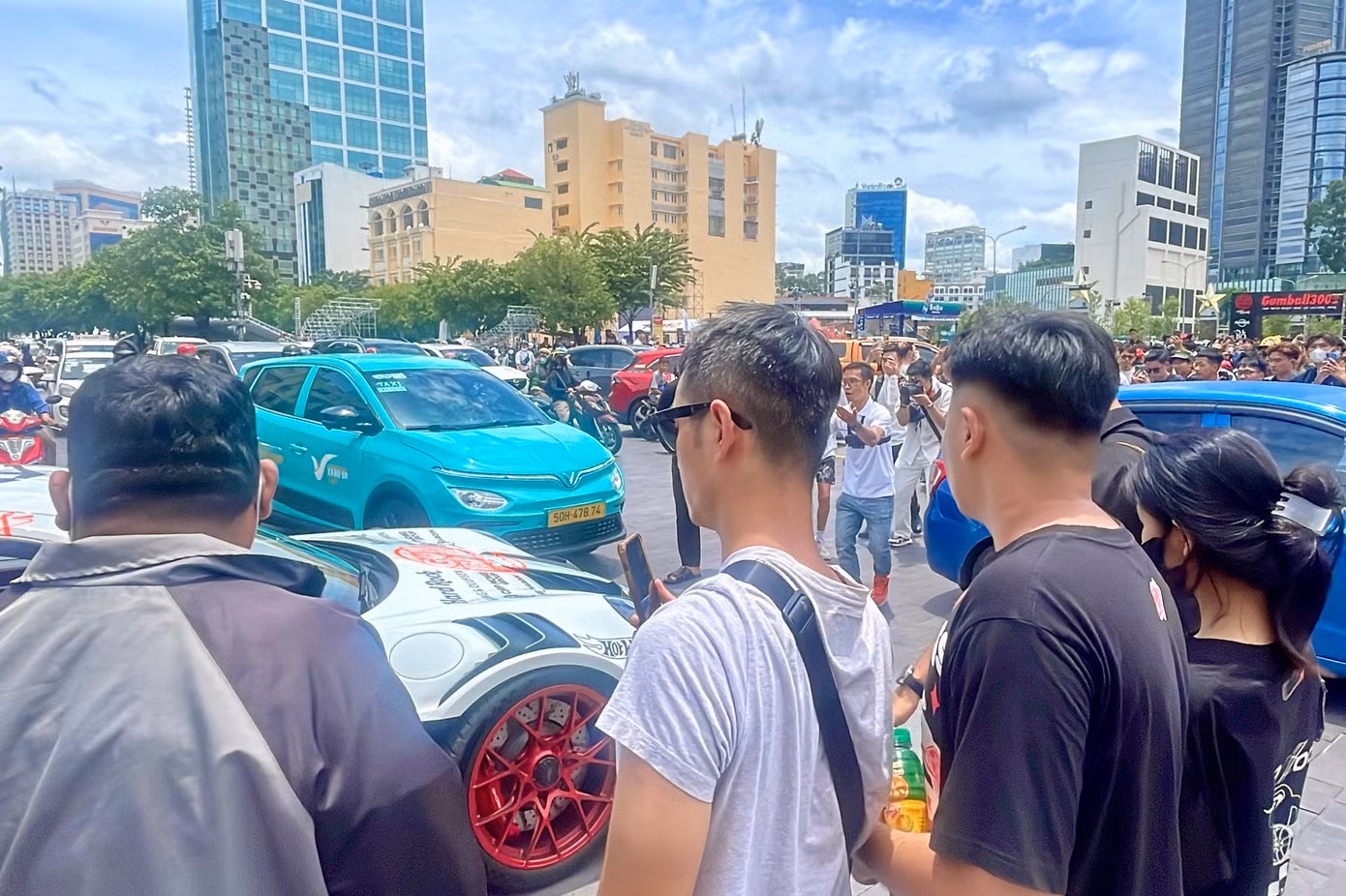 Khu vực hồ sen phun nước trước tượng đài Bác Hồ giao thông hỗn loạn.