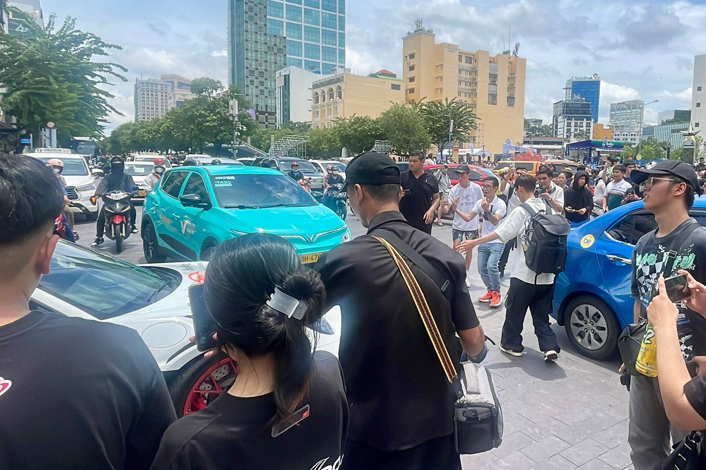 Khu vực hồ sen phun nước trước tượng đài Bác Hồ giao thông hỗn loạn.