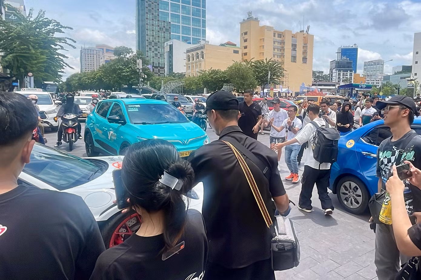 Khu vực hồ sen phun nước trước tượng đài Bác Hồ giao thông hỗn loạn.