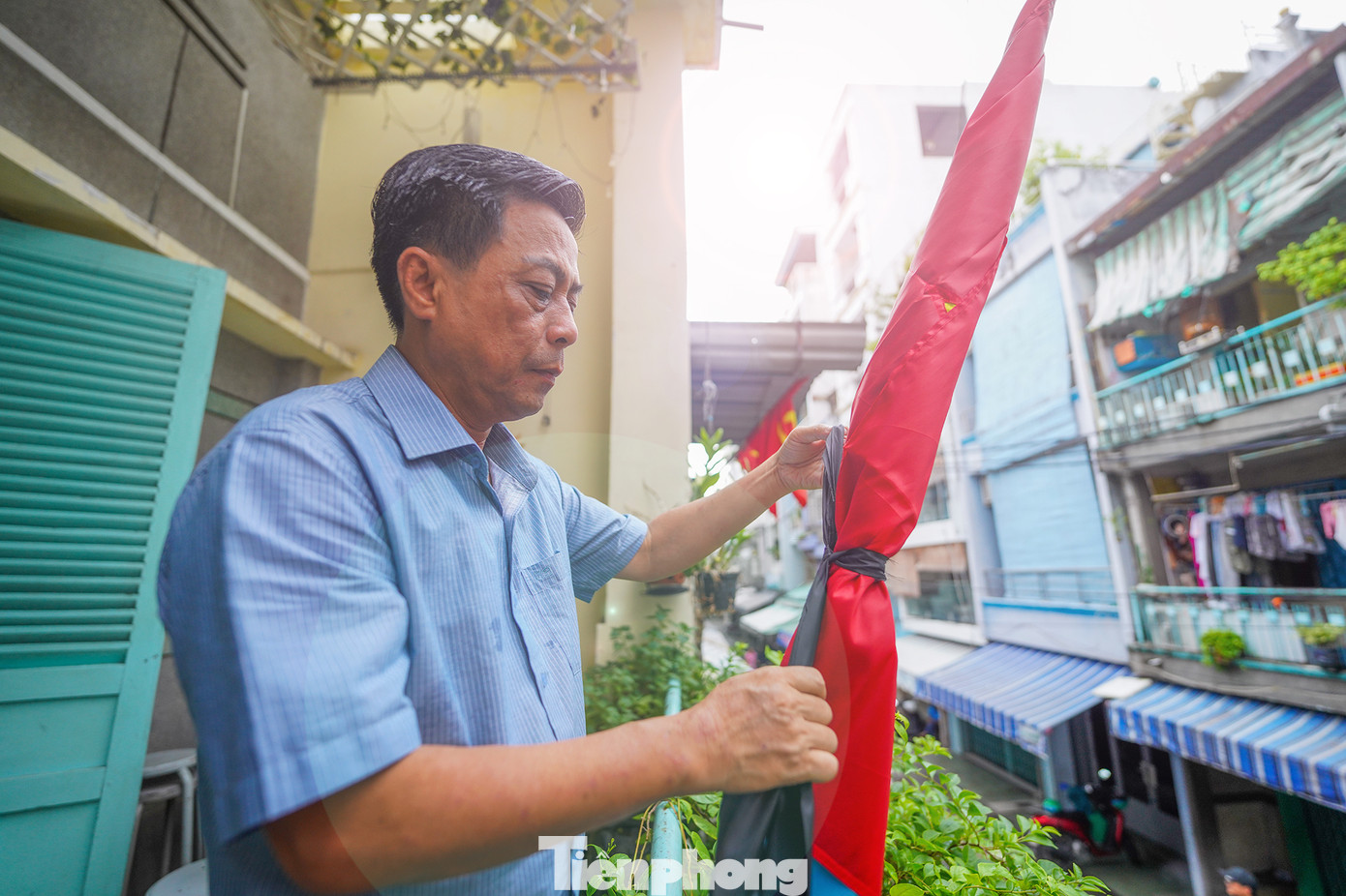 Nghe tin Tổng Bí thư từ trần, ông Bình bần thần đi tìm băng đen treo cờ rủ tưởng nhớ Tổng Bí thư Nguyễn Phú Trọng - nhà lãnh đạo lỗi lạc, trọn đời vì nước, vì dân.