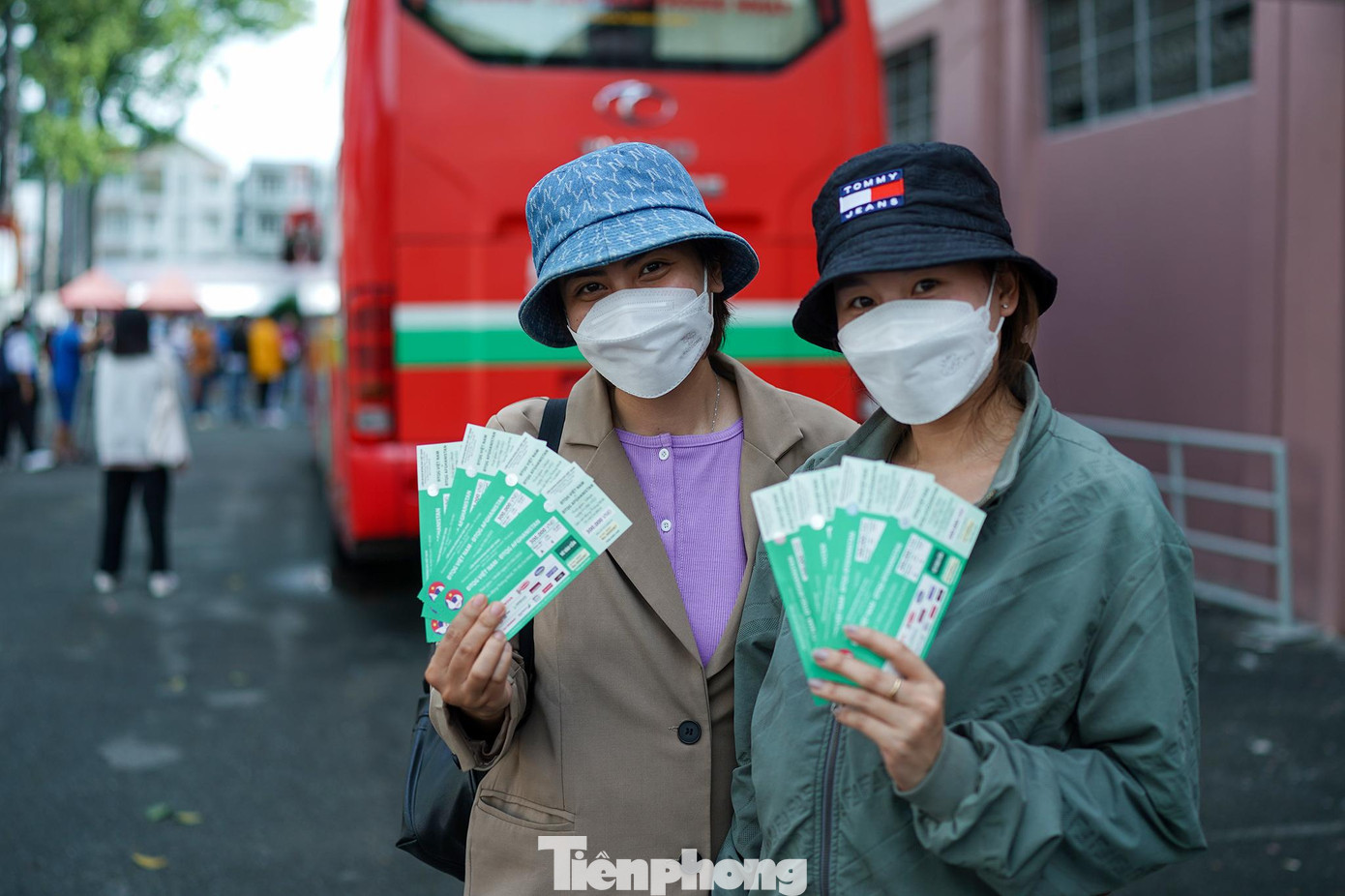 Cũng xếp hàng hơn 3 tiếng, hai chị em Thuỷ Tiên (ngụ Gò Vấp) phấn khởi khi mua được 8 vé khán đài B.