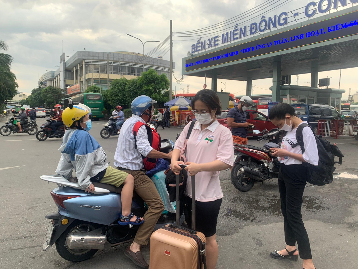 Cuối giờ chiều ngày 31/8, hàng nghìn người dân đã đổ về Bến xe Miền Đông (quận Bình Thạnh) với lỉnh kỉnh hành lý để chờ lên xe.