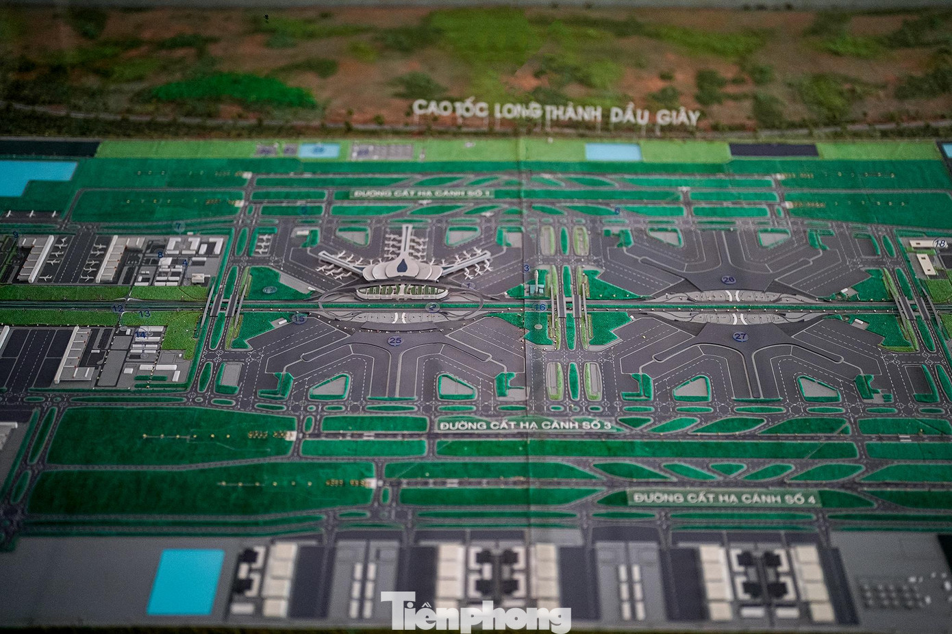 Một lợi thế khác của sân bay Long Thành chính là việc nằm gần với hệ thống cảng biển nước sâu lớn của cả nước là Cái Mép - Thị Vải. Bên cạnh đó, hệ thống cảng biển của Đồng Nai khá tốt nên sẽ cộng hưởng được sự phát triển về kinh tế. Một lợi thế khác của sân bay Long Thành chính là việc nằm gần với hệ thống cảng biển nước sâu lớn của cả nước là Cái Mép - Thị Vải. Bên cạnh đó, hệ thống cảng biển của Đồng Nai khá tốt nên sẽ cộng hưởng được sự phát triển về kinh tế.