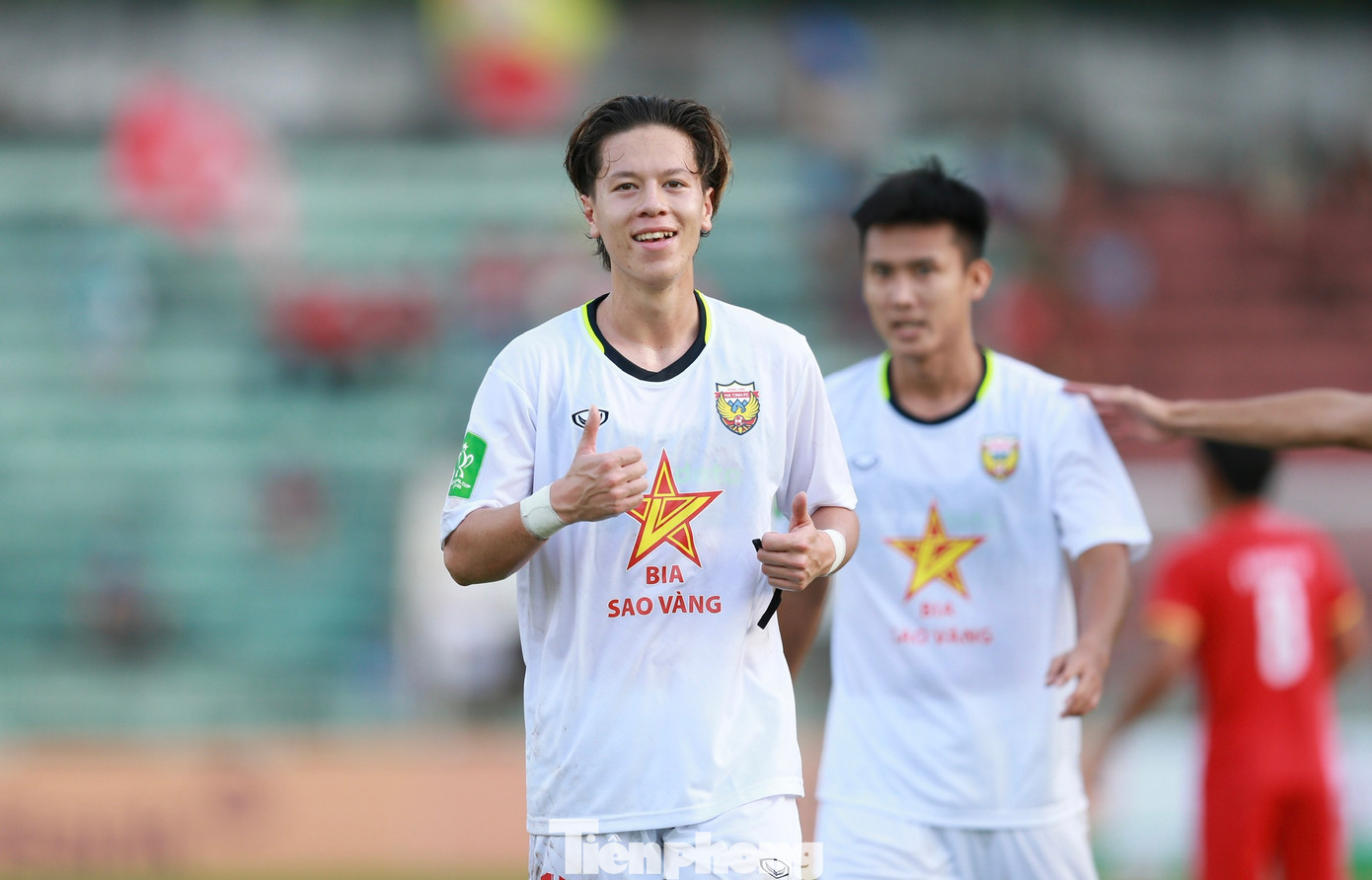 Khi trận đấu vừa trải qua 12 phút, cầu thủ Việt kiều Viktor Lê lập công mở tỷ số cho Hà Tĩnh. Cởi bỏ áp lực ghi bàn, học trò ông Nguyễn Thành Công tiếp tục dồn ép đội chủ nhà khi chủ động đẩy cao nhịp độ trận đấu.