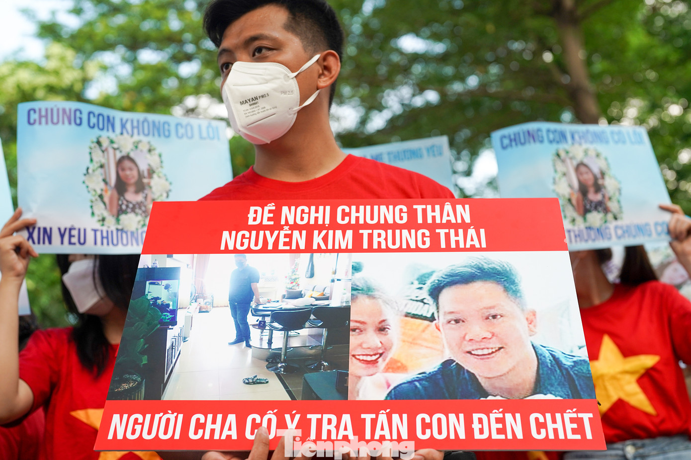 Theo cáo trạng, từ tháng 9/2020, sau khi ly hôn, Thái được TAND Quận 1 giao quyền nuôi bé V.A và sống như vợ chồng với Trang tại chung cư ở quận Bình Thạnh, TPHCM. Tuy nhiên, cha mẹ Thái không đồng ý cho kết hôn với Trang và Thái cũng không muốn có con với Trang. Bé Vân An lúc này là học sinh lớp 3, do dịch bệnh COVID-19, nên bé được học trực tuyến tại nhà. Từ ngày 7 - 22/12/2021, bằng nhiều hình thức khác nhau, Trang đã hành hạ, đánh đập bé Vân An trong nhiều ngày, nhiều giờ. Bé bị đánh trong tình trạng không mặc quần áo, quỳ gối và giơ 2 tay lên cao, bắt bé chui vào chuồng chó và nhốt cùng với chó…