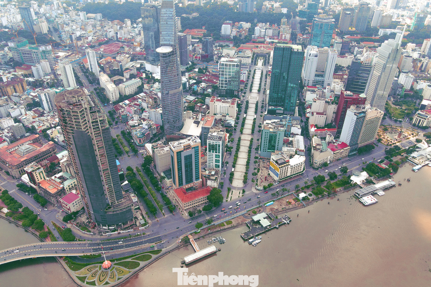 Từ đầu năm 2022, bến Bạch Đằng đoạn dọc trục đường Tôn Đức Thắng, từ cầu Khánh Hội đến cầu Thủ Thiêm 2 được đầu tư chỉnh trang, nâng cấp.