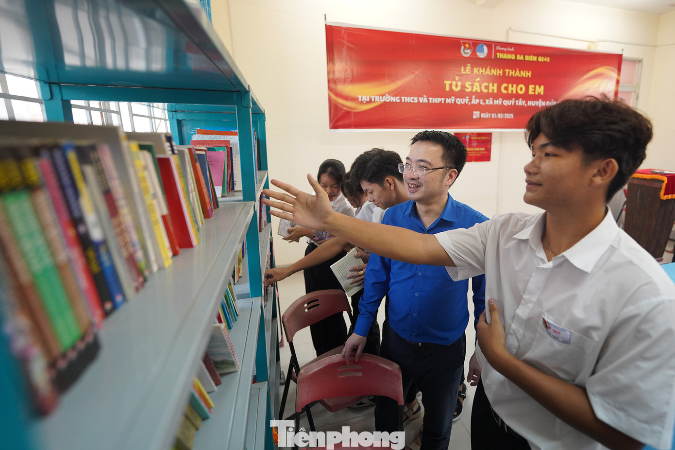 Khánh thành tủ sách cho các em trường THCS và THPT Mỹ Quý Khánh thành tủ sách cho các em trường THCS và THPT Mỹ Quý