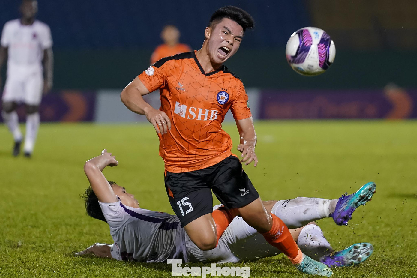 Nhiều tình huống vào bóng quyết liệt xảy ra khi đội chủ nhà liên tục bị dẫn trước. Nhiều tình huống vào bóng quyết liệt xảy ra khi đội chủ nhà liên tục bị dẫn trước.