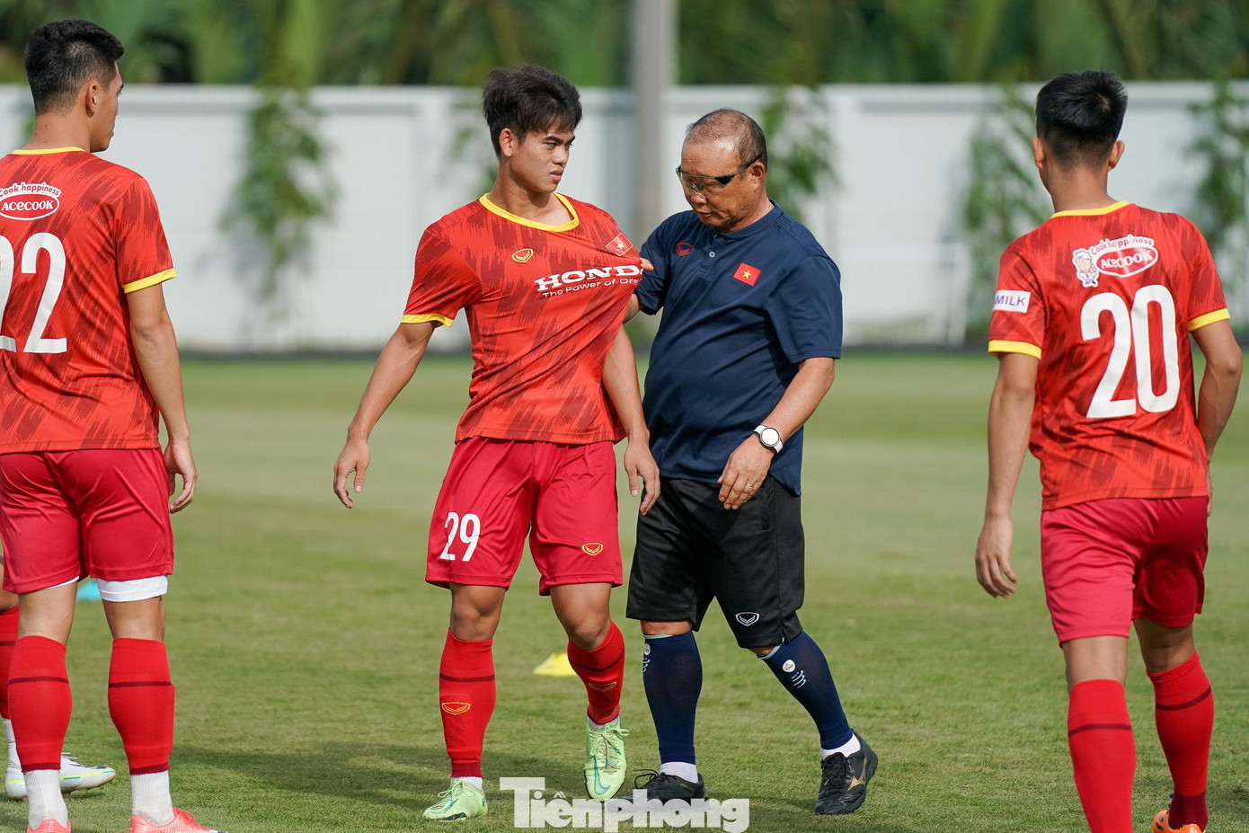 Tuy nhiên cũng có một chút &quot;chệch choạc&quot; trong ngày hội quân cùng các đàn anh tuyển thủ đội tuyển quốc gia. Có lúc HLV Park phải &quot;cầm tay chỉ việc&quot; như thế này với Khuất Văn Khang.
