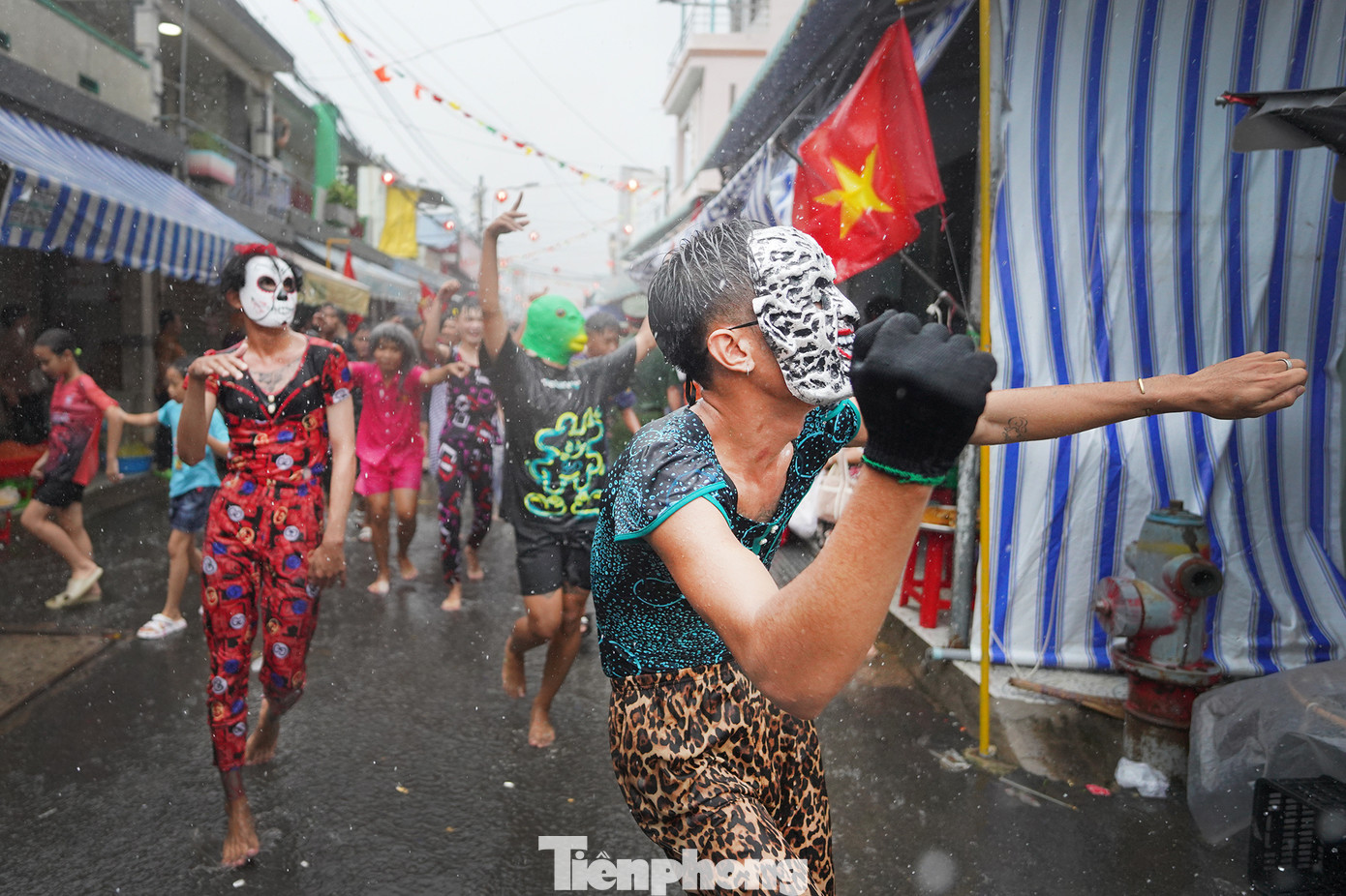 Các bạn trẻ trong vai ngạ quỷ khuấy động không khí, xua đi những điều không may mắn...