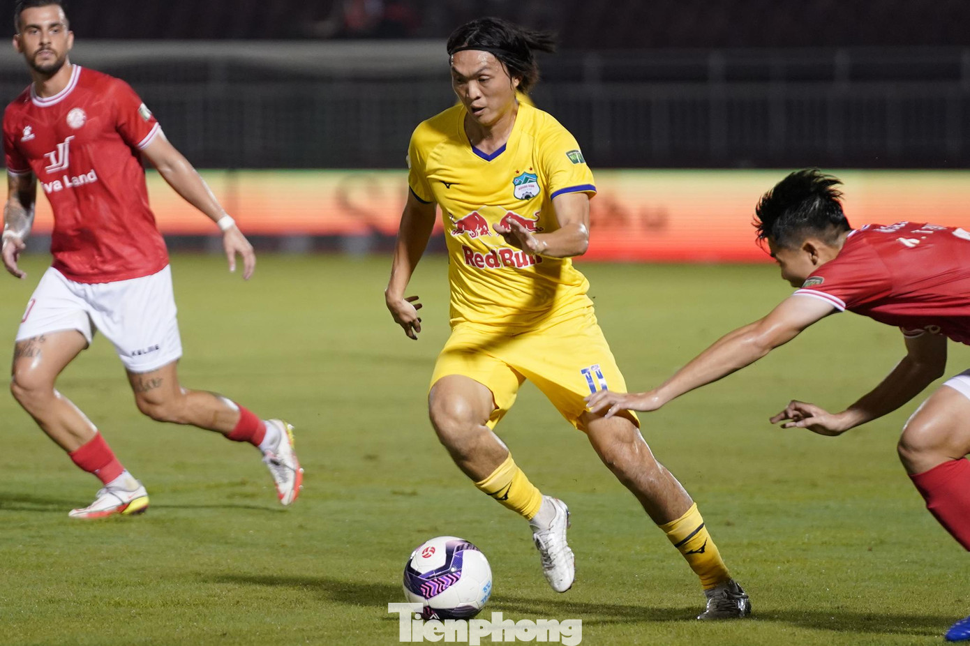 Trong hiệp một, HAGL làm chủ thế trận hoàn toàn nhờ bộ 3 tiền vệ Lương Xuân Trường, Nguyễn Tuấn Anh và Trần Minh Vương. Ở một số thời điểm, tỷ lệ kiểm soát bóng của họ lên đến 81%. Trong hiệp một, HAGL làm chủ thế trận hoàn toàn nhờ bộ 3 tiền vệ Lương Xuân Trường, Nguyễn Tuấn Anh và Trần Minh Vương. Ở một số thời điểm, tỷ lệ kiểm soát bóng của họ lên đến 81%.