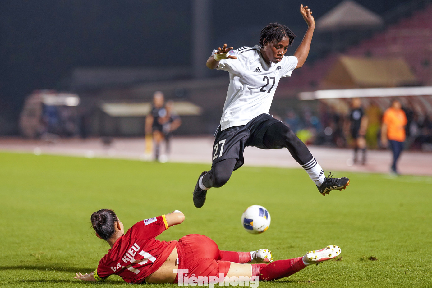 Tiền đạo Adubea của đội khách đã có pha độc diễn trước vòng cấm rồi tung cú dứt điểm vào góc gần. Thủ thành Thu Em bị khuất tầm nhìn và cản phá không thành công. Có được bàn thắng sớm, Abu Dahbi Country thi đấu hưng phấn và tiếp tục có bàn thắng thứ hai ở phút 15.