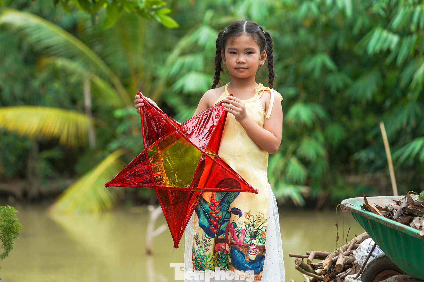 Bé Cát Tường, bé Phương Thảo, bé Lương Khả Hân (áo dài, 6 tuổi, học sinh trường tiểu học TT Tầm Vu) háo hức khoe thành quả.