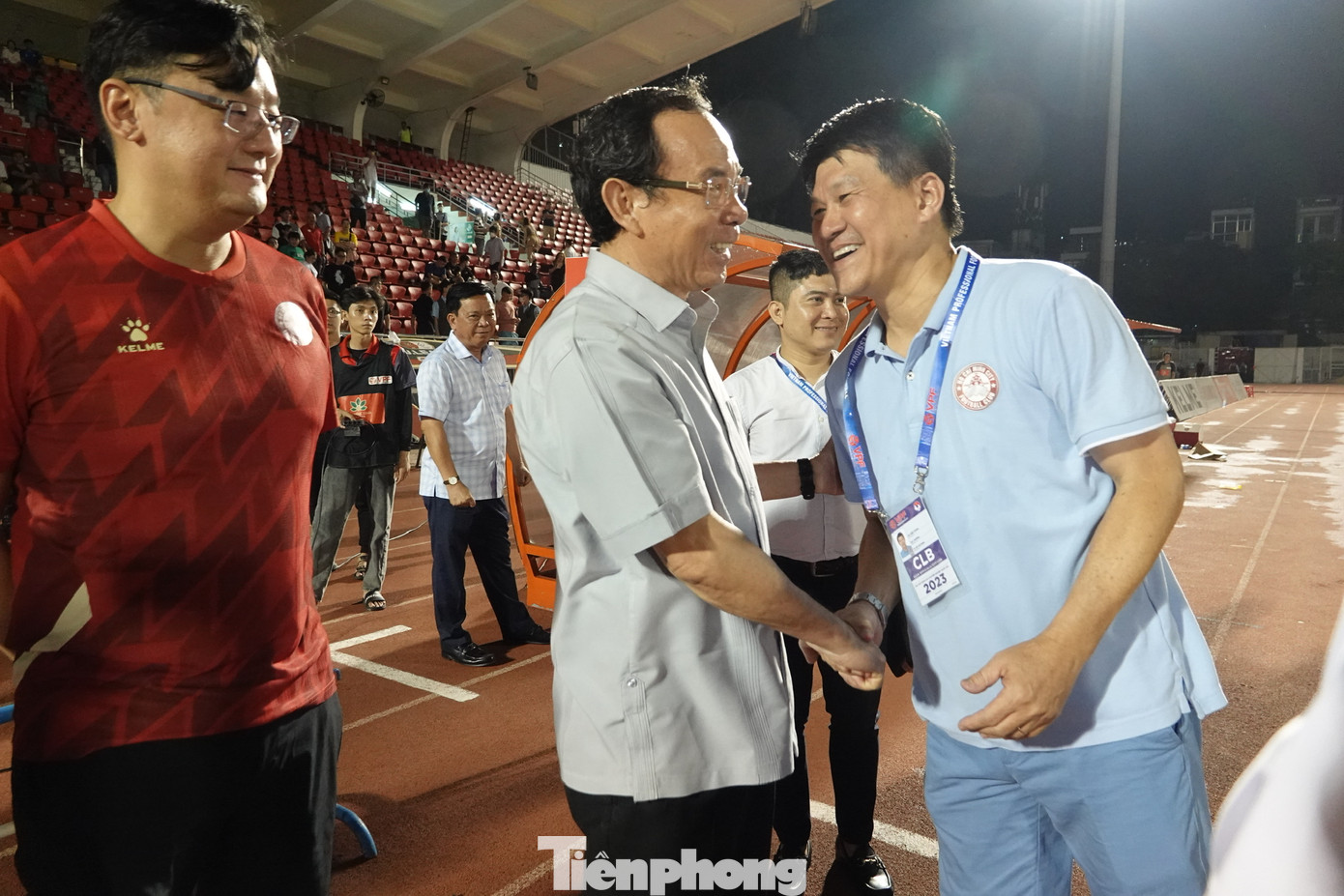 Bí thư Nguyễn Văn Nên xuống chúc mừng HLV Vũ Tiến Thành và đội bóng sau chiến thắng 5-1. Bí thư Nguyễn Văn Nên xuống chúc mừng HLV Vũ Tiến Thành và đội bóng sau chiến thắng 5-1.