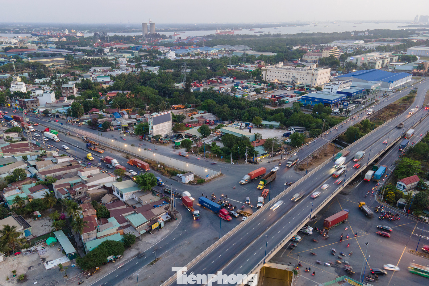 Cần triển khai sớm các biện pháp tại 3 điểm đen tại khu vực này là: vòng xoay Mỹ Thủy, dốc cầu Phú Mỹ, giao cắt Mai Chí Thọ - nơi kết nối các tuyến đường dẫn về cảng Cát Lái lập lại trật tự an toàn giao thông.