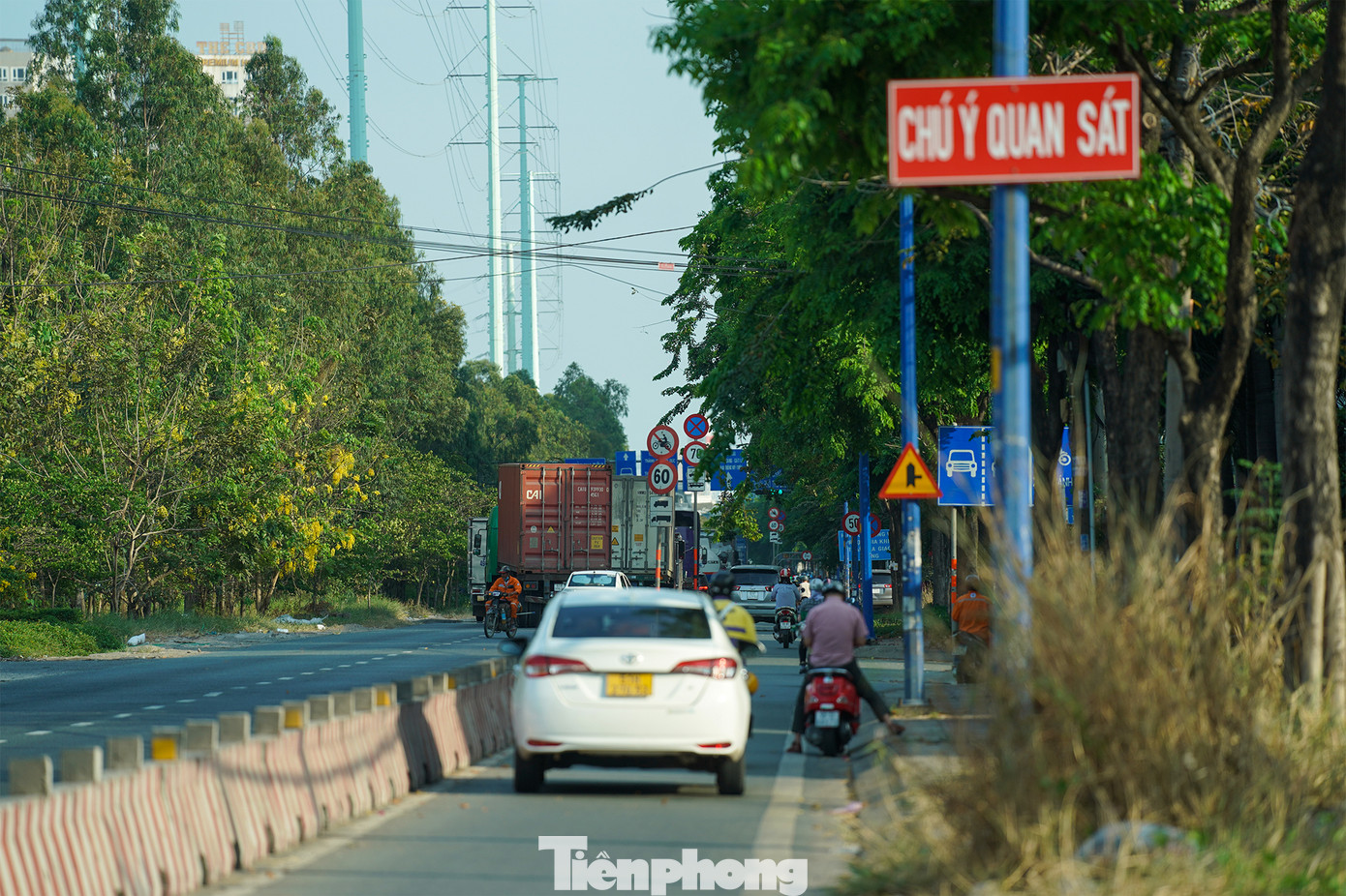 Hai bên làn đường nhìn như không có công nhân triển khai vệ sinh, quét dọn, phát quang...