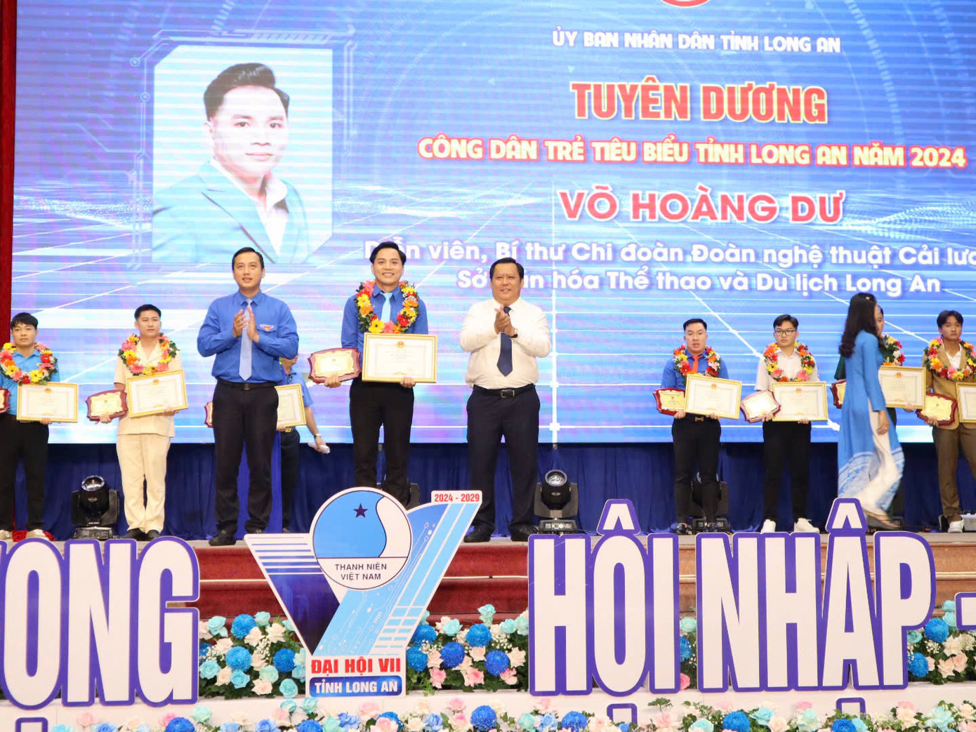 Diễn viên Võ Hoàng Dư - Đoàn nghệ thuật Cải lương, Sở Văn hóa Thể thao và Du lịch Long An vinh dự góp mặt trong lần tuyên dương này.