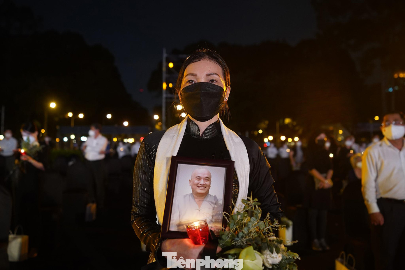 Có quá nhiều mất mát và hy sinh trong cuộc chiến chống dịch COVID-19 mà trong khuôn khổ một bài ảnh không thể nói hết được. Một năm trôi qua, số đồng bào ra đi vì COVID-19 tại Việt Nam đã vượt trên 43.000 người. Mọi thứ có lẽ sẽ còn ngân mãi trong tiềm thức mỗi người, bởi không một ai ra đi vì COVID-19 bị lãng quên giữa cuộc đời này.