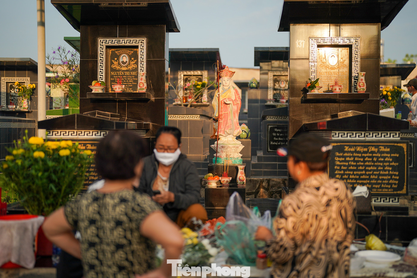 Khi đi tảo mộ, cha mẹ hay ông bà cũng thường dẫn con cháu theo, trước là để hướng dẫn cho thế hệ sau biết những ngôi mộ của gia tiên, sau là để tập cho con cháu sự kính trọng tổ tiên qua tục tảo mộ. Sau khi dọn mộ xong, những cụ lớn tuổi thường ngồi lại phân tích mối quan hệ họ hàng, tên, tuổi của người nằm dưới mộ để con cháu tường tận về nguồn cội ông bà, tổ tiên. Việc tảo mộ cuối năm có ý nghĩa rất quan trọng, là dịp để ông bà, cha mẹ, con cháu gặp gỡ cũng như để tạ ơn thần linh, thổ địa khu vực có mộ phần. Tương tự như cuối năm con cháu làm lễ tạ ơn thần linh, thổ địa, tiền chủ nơi nhà họ đang sinh sống. Khi đi tảo mộ, cha mẹ hay ông bà cũng thường dẫn con cháu theo, trước là để hướng dẫn cho thế hệ sau biết những ngôi mộ của gia tiên, sau là để tập cho con cháu sự kính trọng tổ tiên qua tục tảo mộ. Sau khi dọn mộ xong, những cụ lớn tuổi thường ngồi lại phân tích mối quan hệ họ hàng, tên, tuổi của người nằm dưới mộ để con cháu tường tận về nguồn cội ông bà, tổ tiên. Việc tảo mộ cuối năm có ý nghĩa rất quan trọng, là dịp để ông bà, cha mẹ, con cháu gặp gỡ cũng như để tạ ơn thần linh, thổ địa khu vực có mộ phần. Tương tự như cuối năm con cháu làm lễ tạ ơn thần linh, thổ địa, tiền chủ nơi nhà họ đang sinh sống.