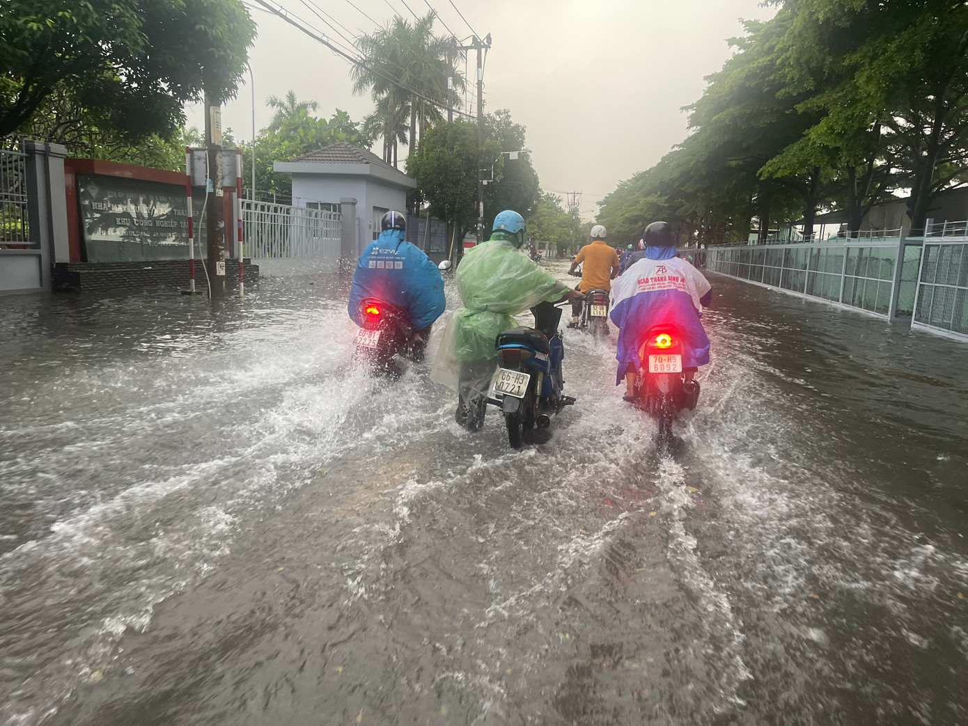 Cơn mưa lớn khiến con kênh nước đen tràn lên mặt đường bốc mùi hôi. Cơn mưa lớn khiến con kênh nước đen tràn lên mặt đường bốc mùi hôi.