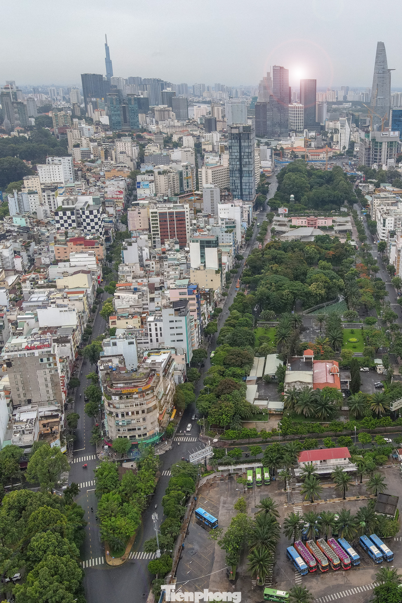 Trục giữa là đường Lê Lai, bên phải là bến xe buýt công viên 23/9.