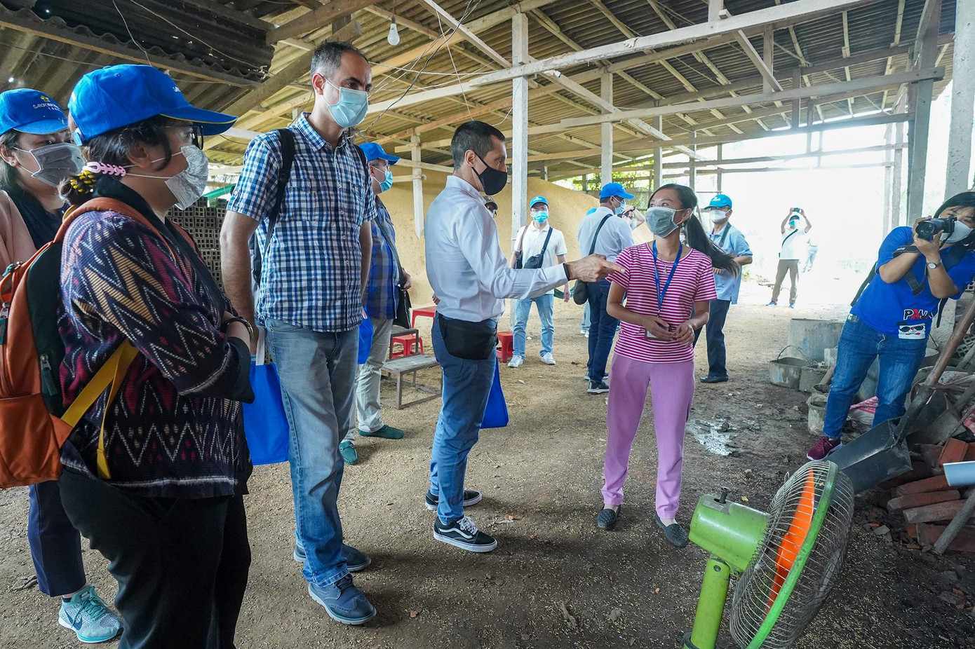 Nhiều du khách nước ngoài thích thú tìm hiểu bên trong một lò gạch tại Bến Tre.