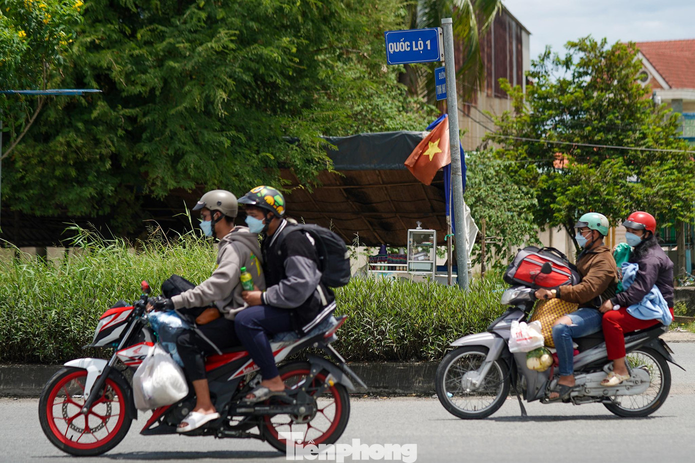 Người dân lỉnh kỉnh đồ đạc chuẩn bị quay lại với công việc.