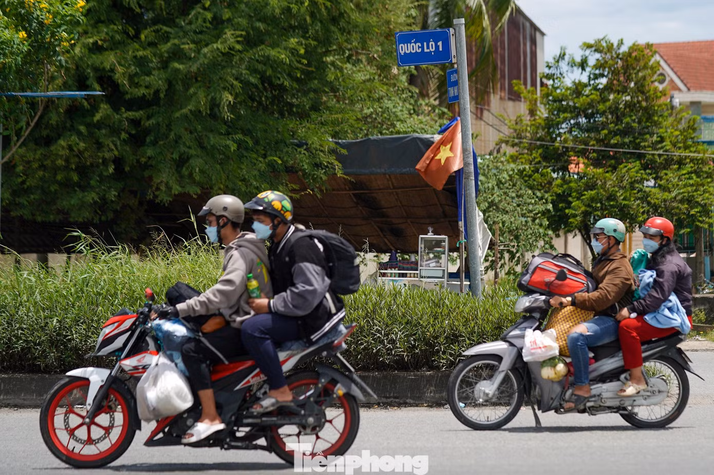 Người dân lỉnh kỉnh đồ đạc chuẩn bị quay lại với công việc.