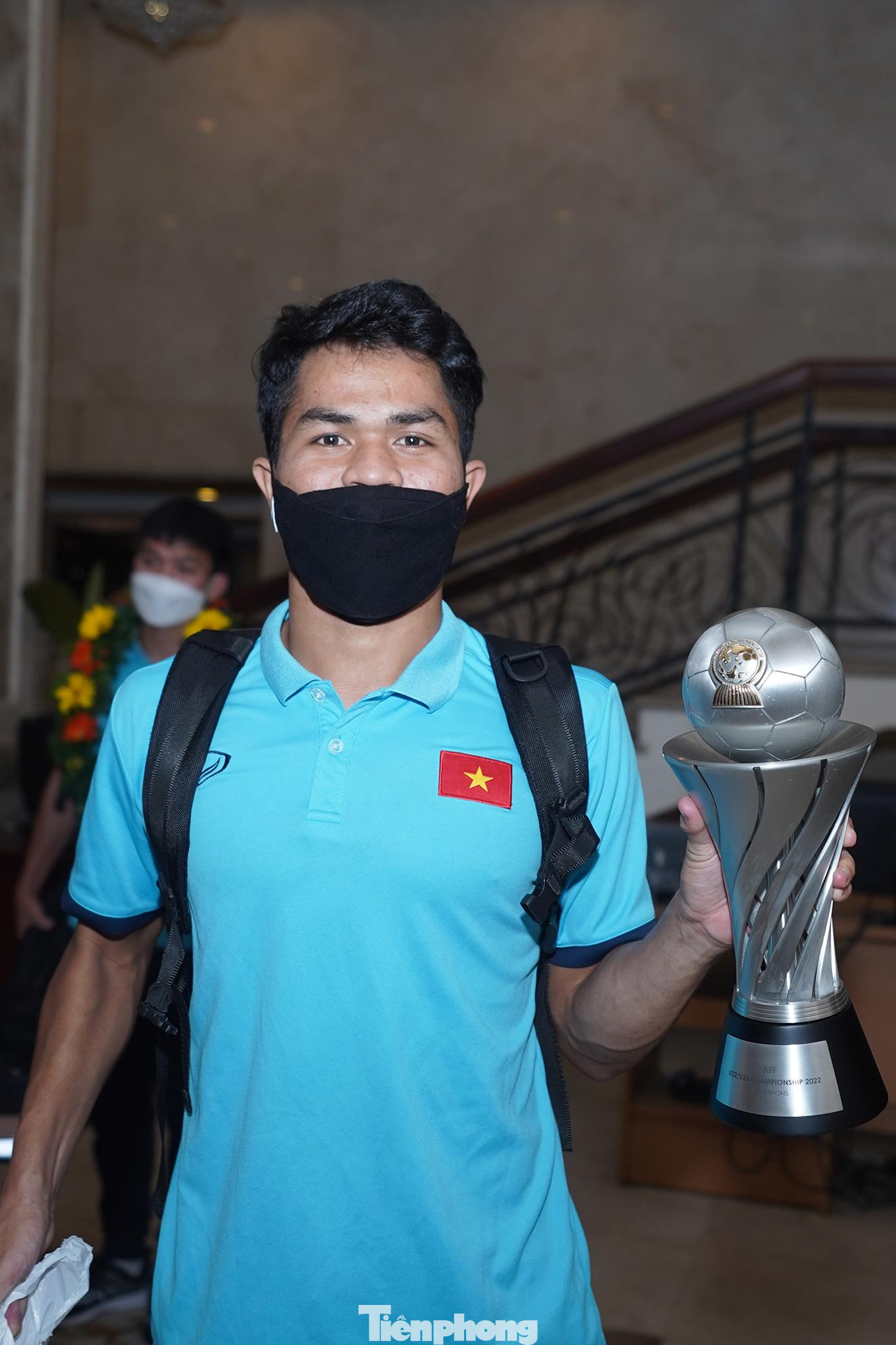 Đội trưởng Dụng Quang Nho trên tay chiếc cúp.