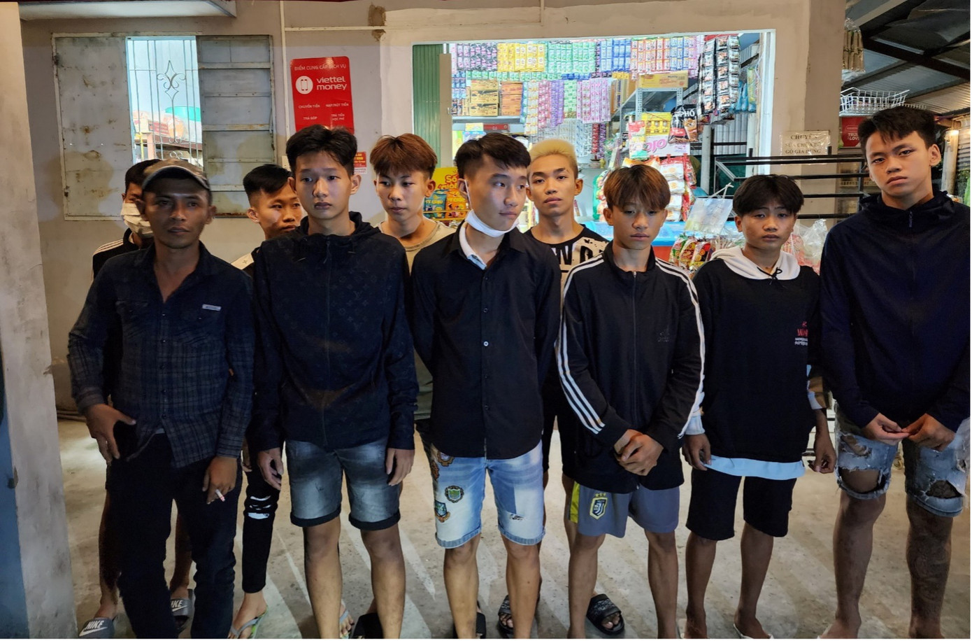 Nhóm 10 thanh thiếu niên bị công an tạm giữ (Ảnh: Công an cung cấp)