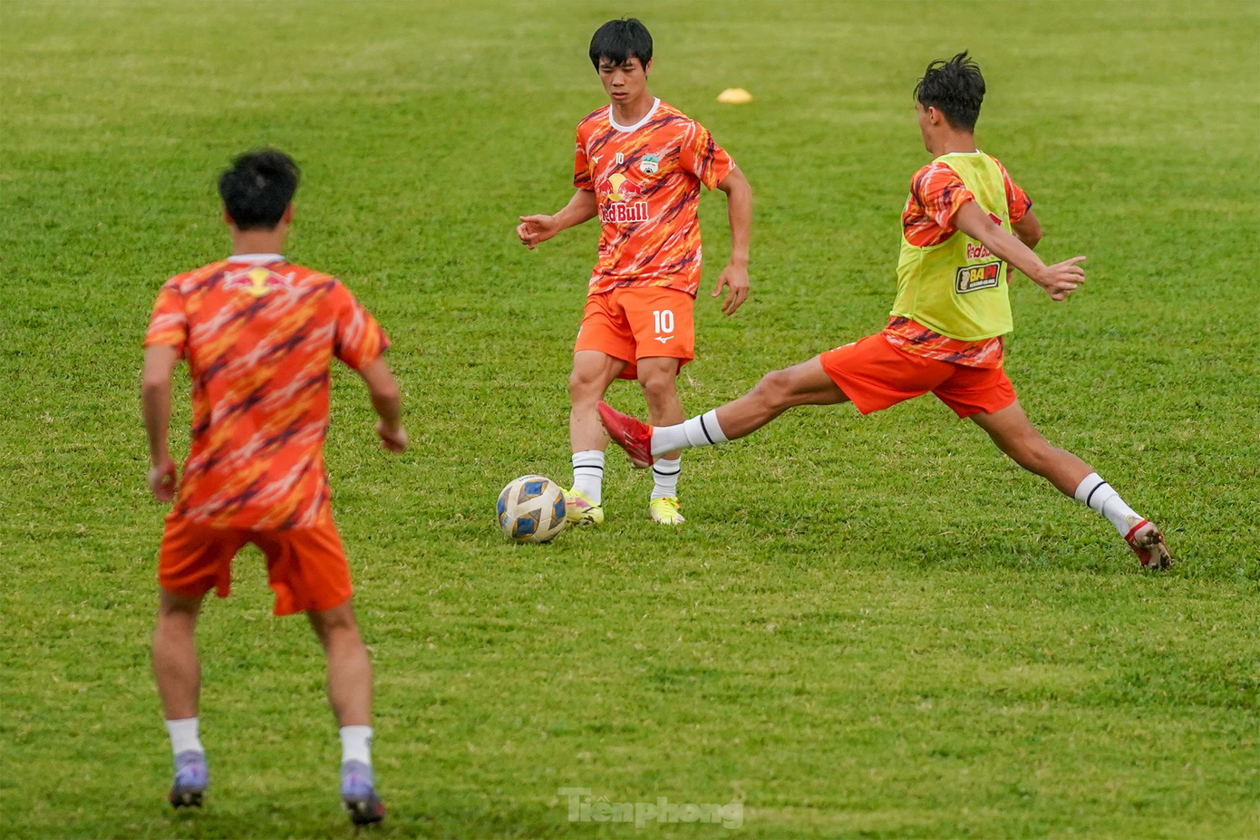 Chiều 13/4 xuất hiện trận mưa rất to nhưng buổi tập vẫn diễn ra và không ảnh hưởng nhiều đến việc tập chiến thuật của HAGL.